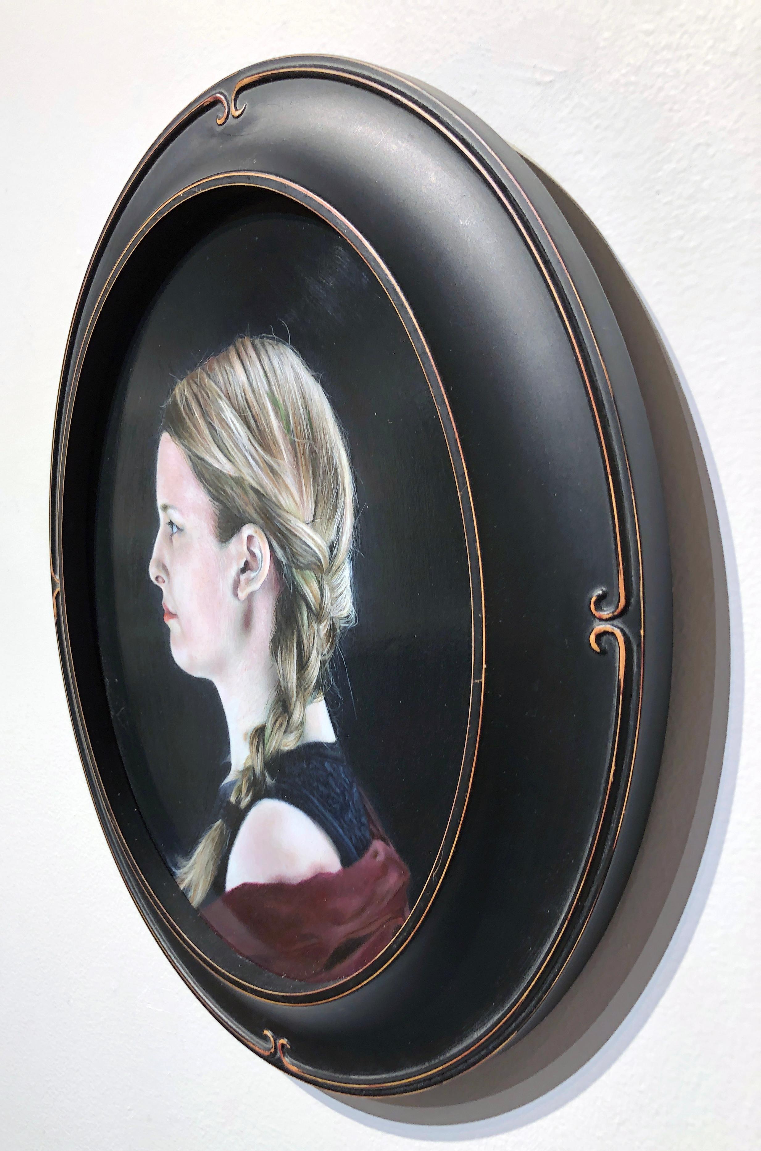 Joanne de perfil - Pintura al óleo fotorrealista sobre panel ovalado de Mujer de perfil - Painting Contemporáneo de Matthew Cook
