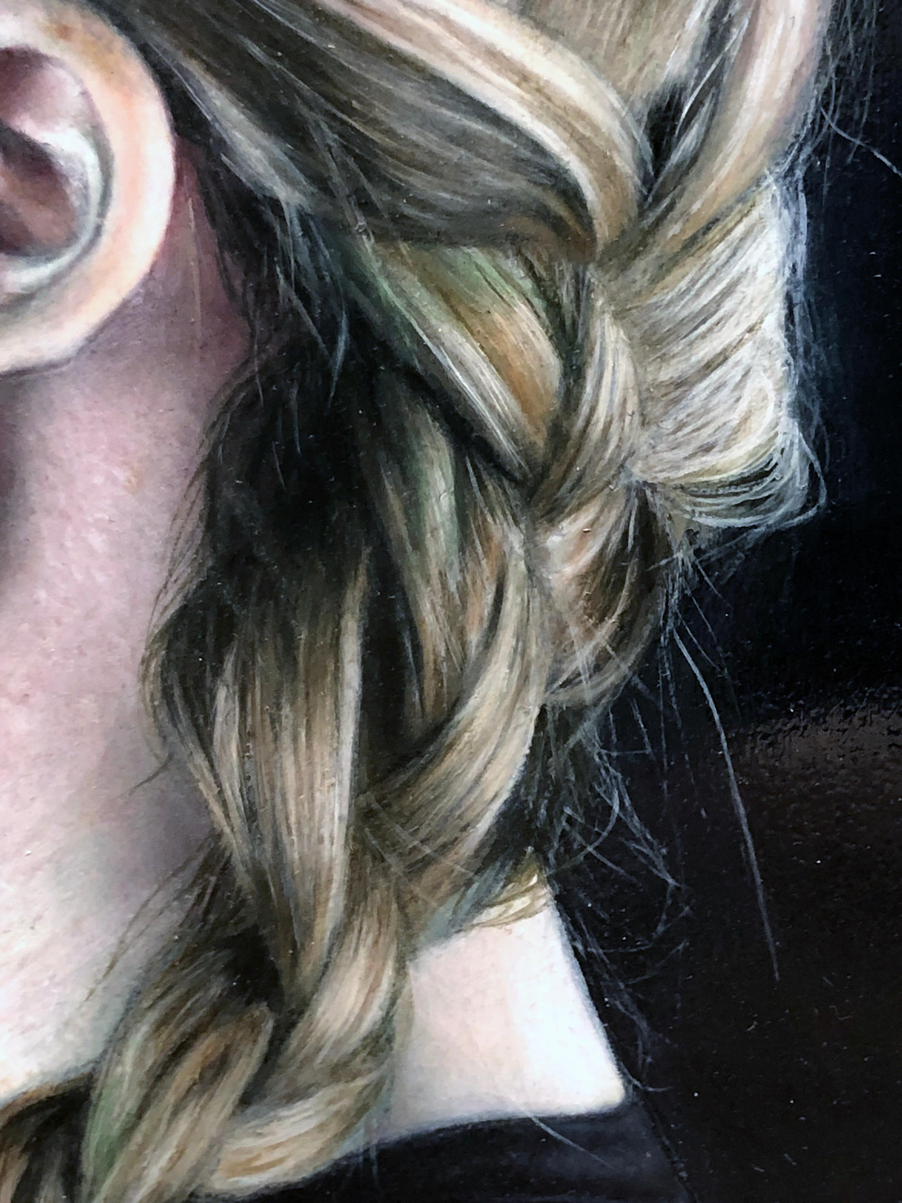 Joanne de perfil - Pintura al óleo fotorrealista sobre panel ovalado de Mujer de perfil en venta 1