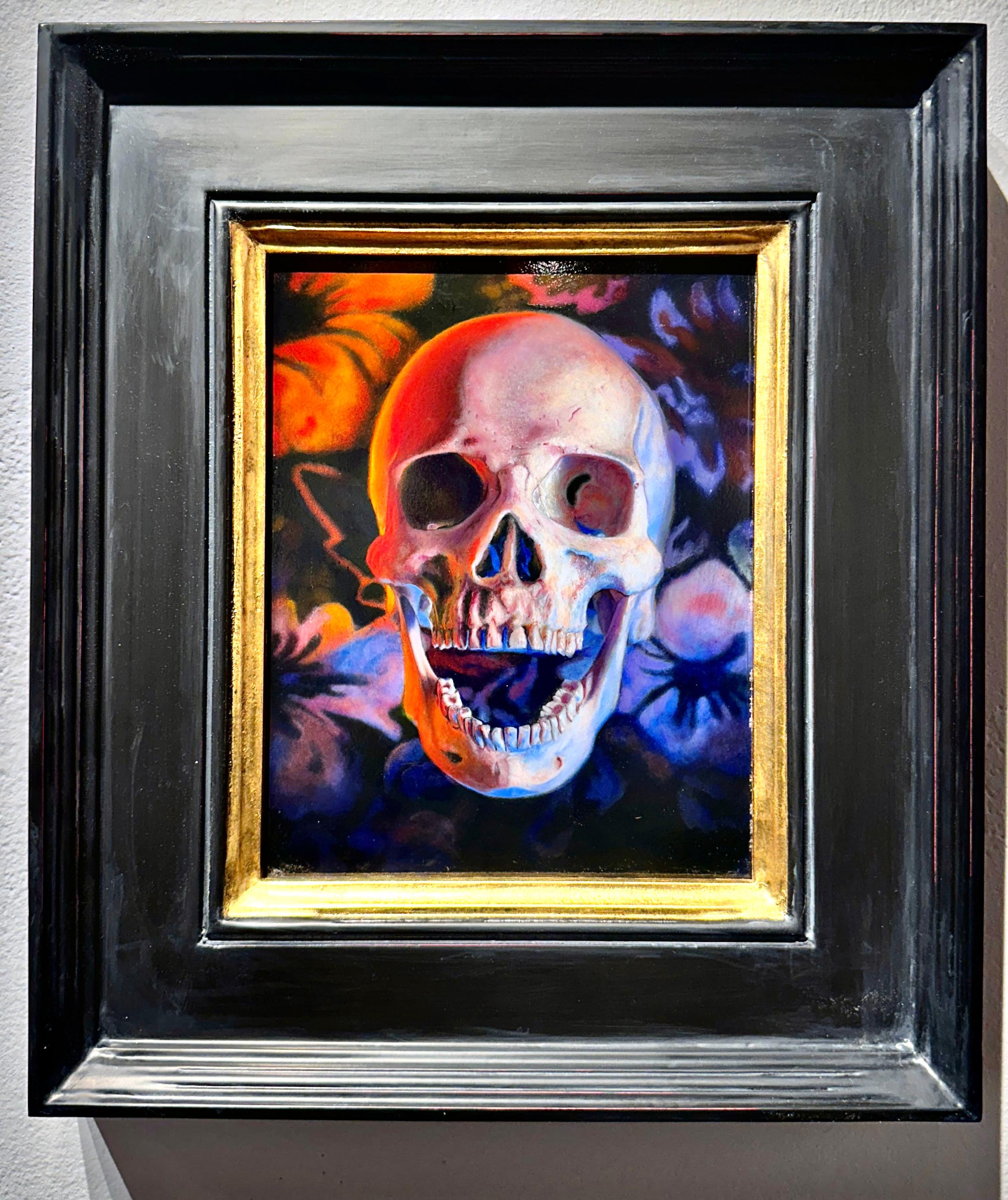Vanitas III - Natura morta con teschio umano e fiori, olio su alluminio in vendita 2