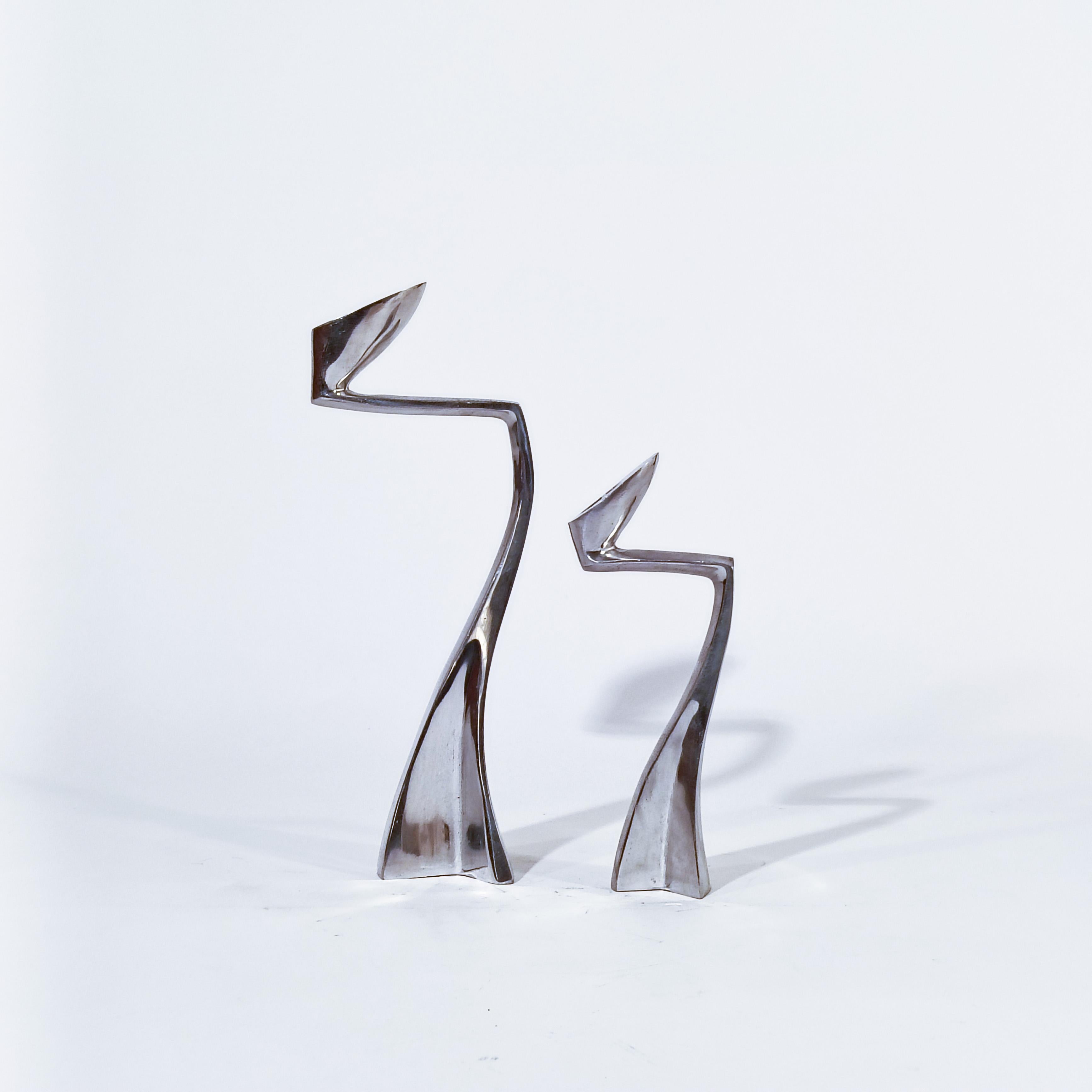 Brutalistische Kerzenständer von Matthew Hilton, England, 1980er Jahre, 2 Stück. Skulpturale Formen aus Aluminium. Völlig zeitlose Stücke für jede aktuelle Einrichtung mit klassischem oder zeitgenössischem Design und Dekor. Postmoderner und