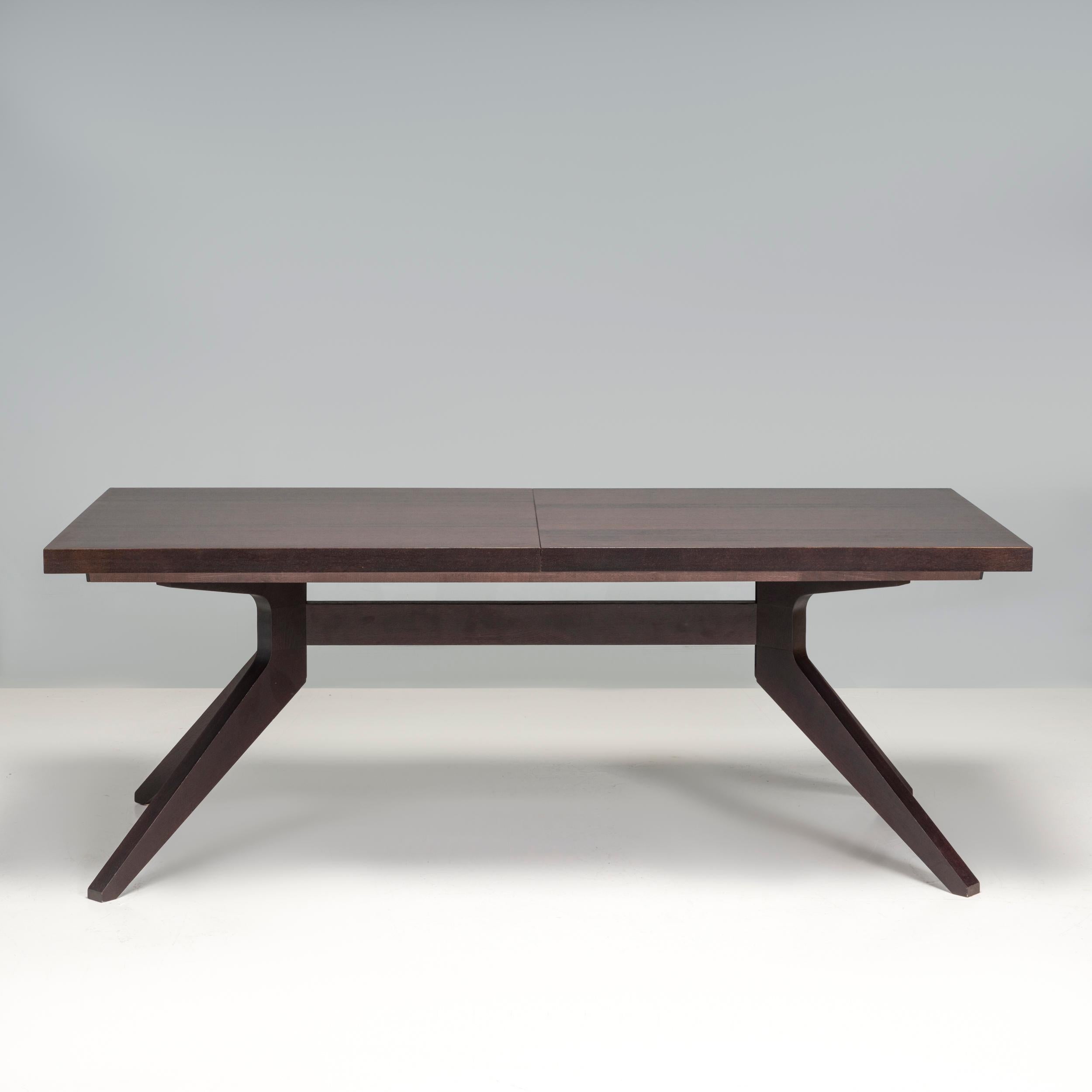 Conçue à l'origine par Matthew Hilton en 2014 et fabriquée par Case furniture depuis, la table à manger Cross est un fantastique exemple de design britannique contemporain, lauréat du prix Designer's Guild.

Fabriquée en Lituanie à partir de chêne