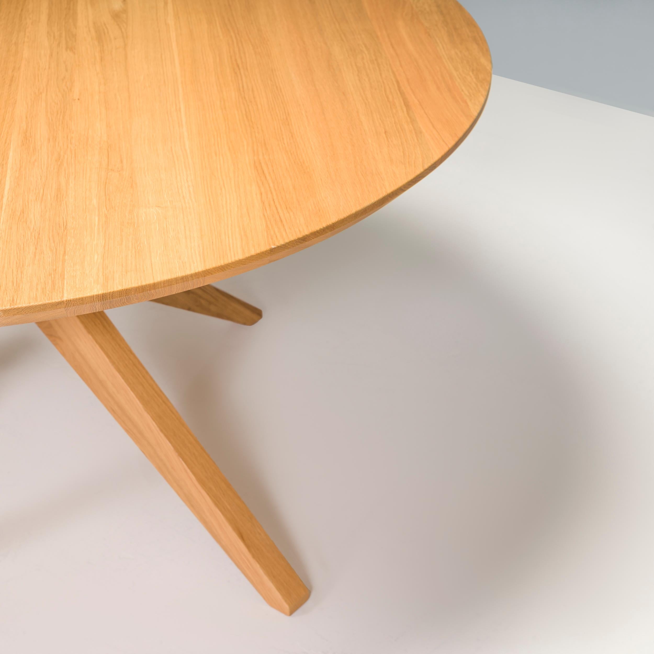 Letton Table de salle à manger ronde croisée en chêne Matthew Hilton pour Case Furniture en vente