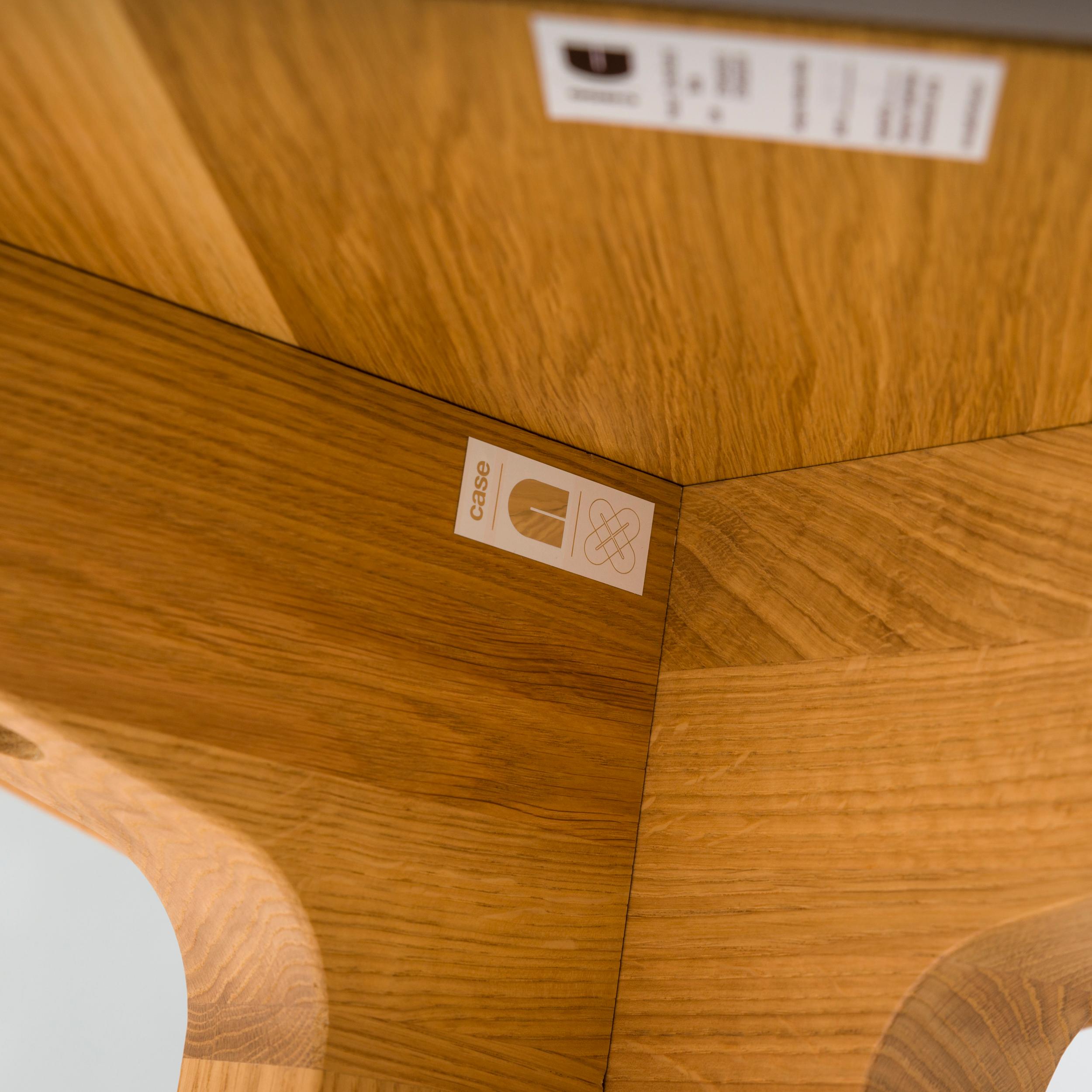Chêne Table de salle à manger ronde croisée en chêne Matthew Hilton pour Case Furniture en vente