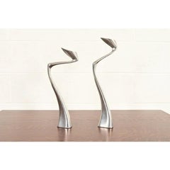 Matthew Hilton Candelabros posmodernos de cisne de aluminio, Pareja