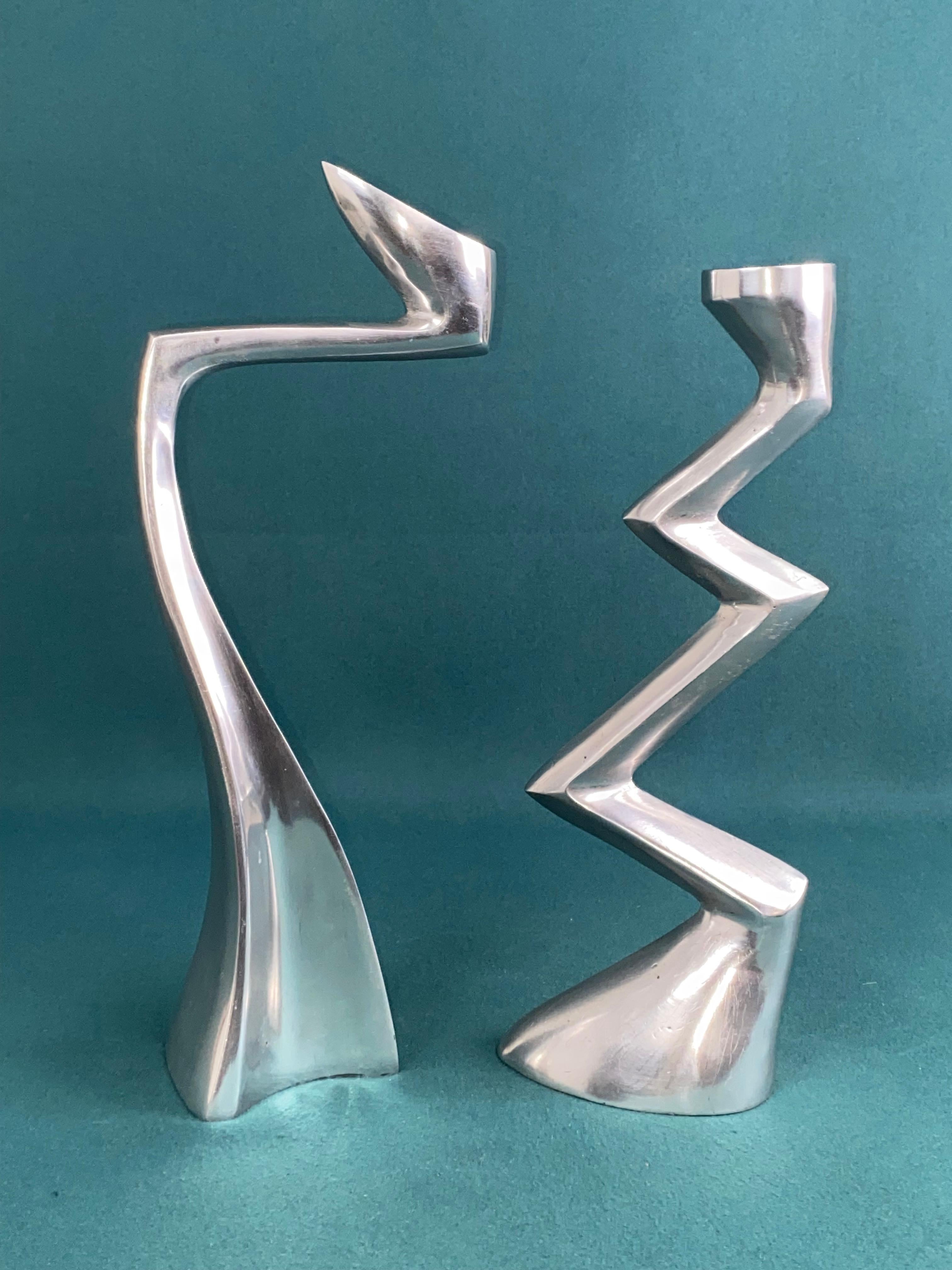 Matthew Hilton Zig Zag & Swan, portacandele in alluminio.

Dimensioni di Zig Zag: 30 cm di altezza, 11 cm di larghezza, 5,5 cm di profondità
Dimensioni del cigno: 34 cm di altezza, 13 cm di larghezza, 8 cm di profondità