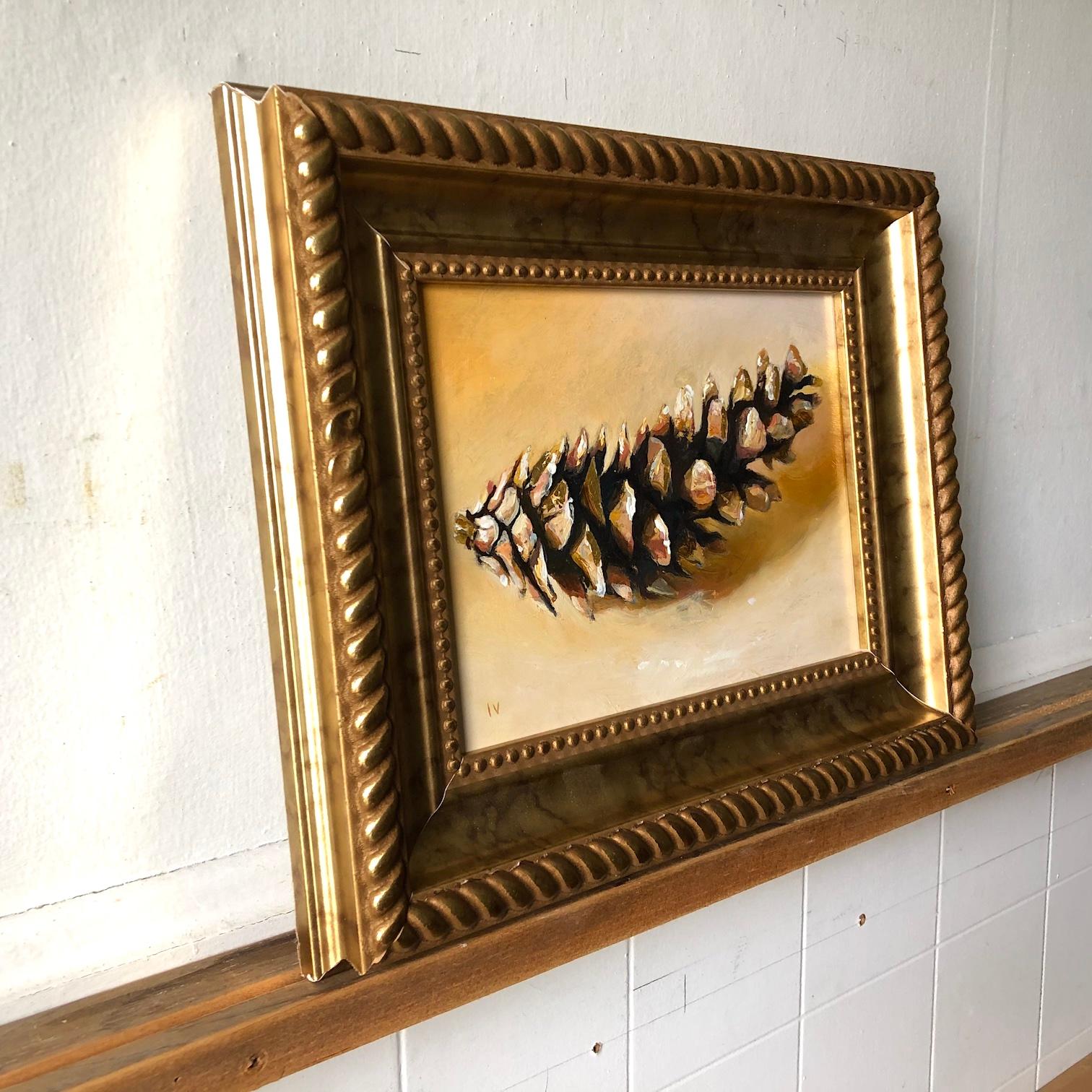 Pinecone n° 2 (peinture réaliste contemporaine de nature morte de pin avec feuille d'or) en vente 1