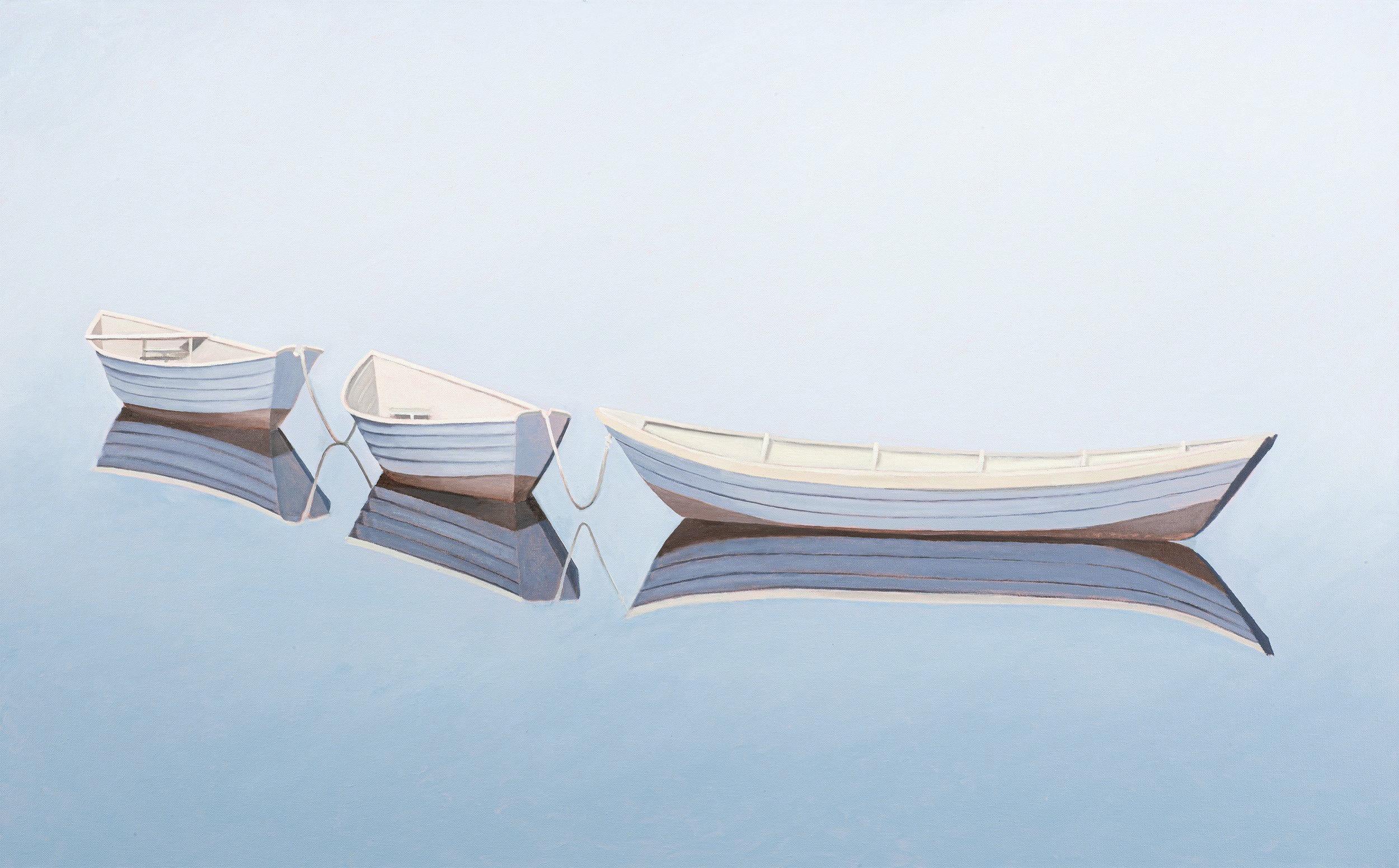 "Three Dories" ist ein 30x48 Ölgemälde auf Leinwand des Künstlers Matthew Jay Russell, das drei einsame weiße Ruderboote in den stillen, blauen Gewässern zeigt. Die subtile Beleuchtung verschmilzt den Horizont mit den Tiefen des Wassers und schafft