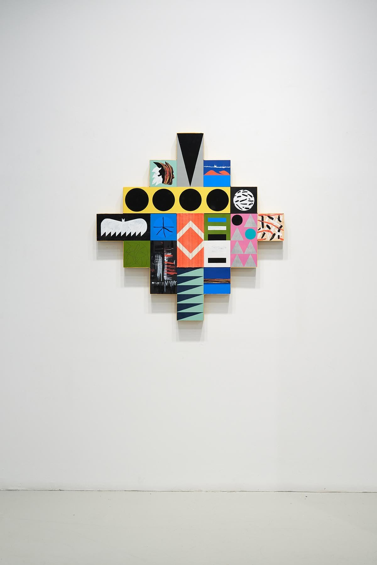 Peinture sculpturale contemporaine en techniques mixtes inspirée de motifs indigènes - Abstrait Mixed Media Art par Matthew Kirk
