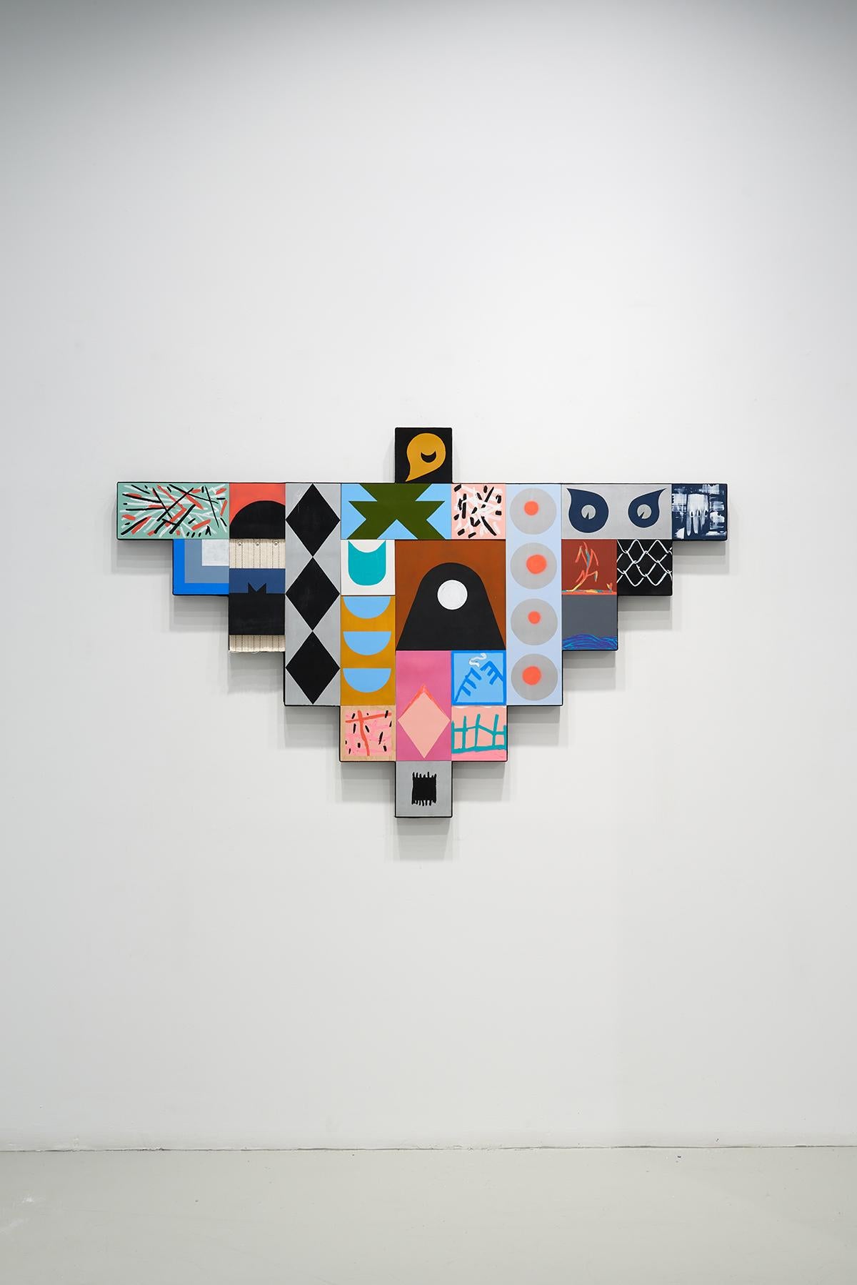 Contemporary Mixed Media Sculptural Painting Inspired by Indigenous Motifs (Abstrakt), Mixed Media Art, von Matthew Kirk