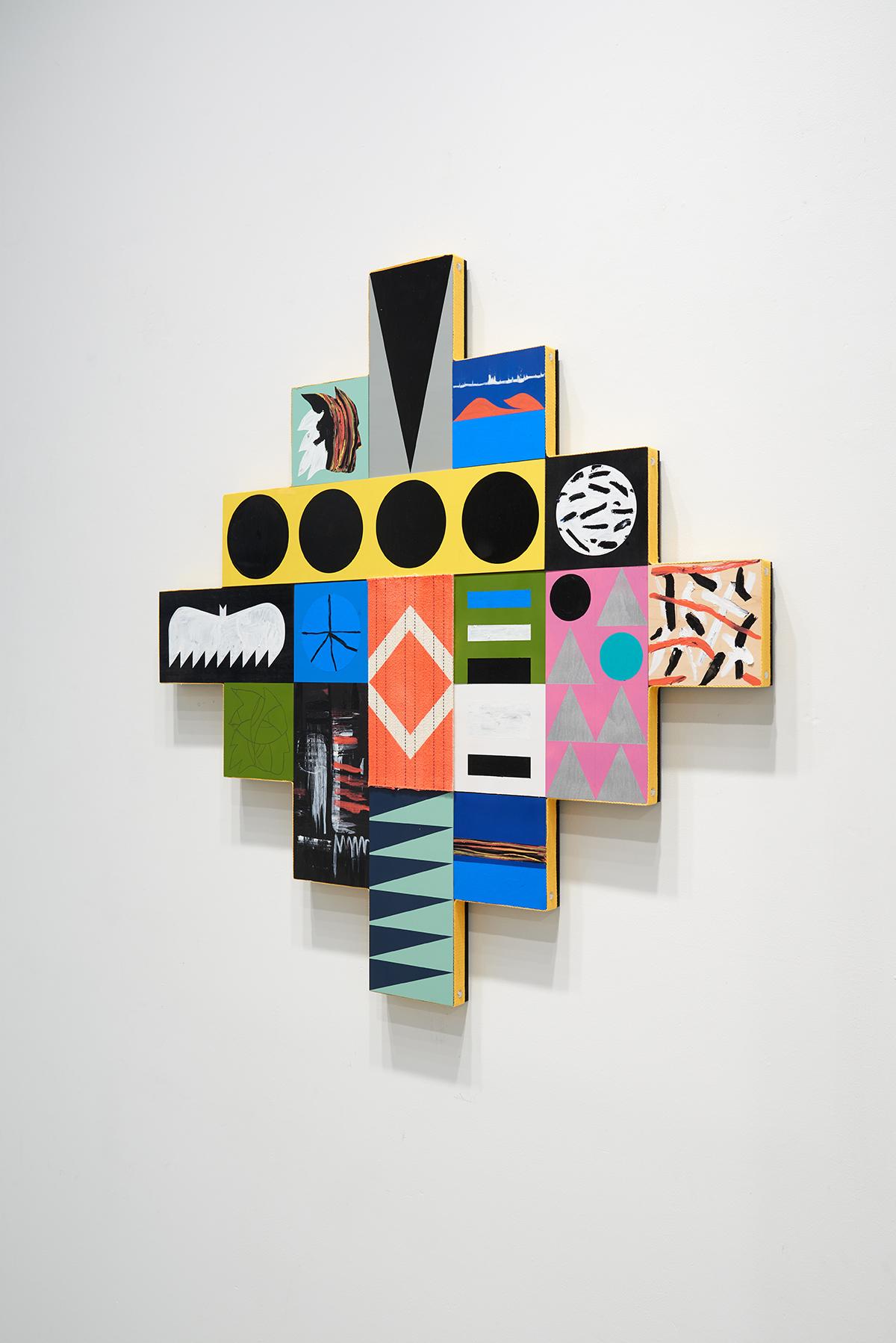 Matthew Kirk
Felt The Need, 2024
Médias mixtes
42 x 42 pouces
MKI008

Matthew Kirk, d'origine Diné (Navajo) et européenne (né en 1978 à Ganado, Arizona), est un artiste basé à New York, connu pour ses œuvres mixtes inspirées de motifs Diné trouvés