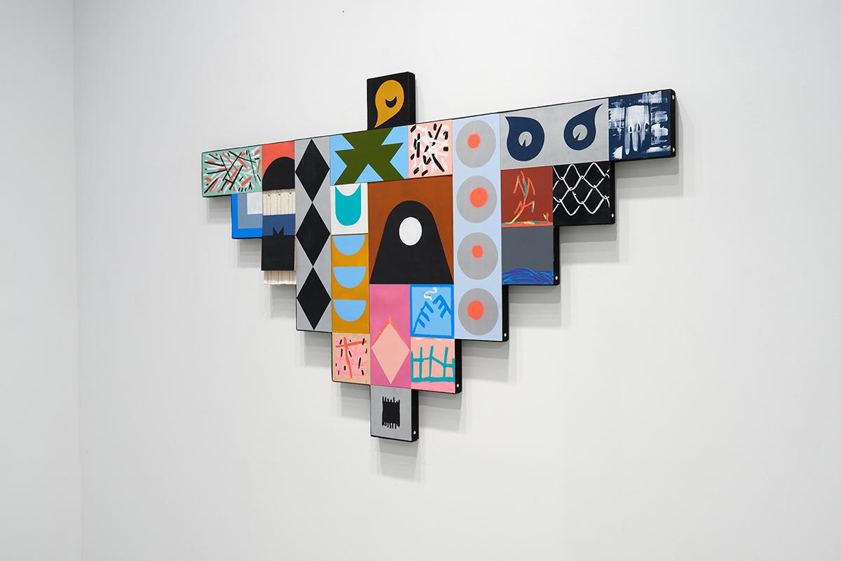 Matthew Kirk
Wer braucht das Morgen, 2024
Gemischte Medien
42 x 66 Zoll
106.7 x 167.6 cm
MKI007

Matthew Kirk, Diné (Navajo) und europäischer Abstammung (geb. 1978, Ganado, Arizona), ist ein in New York ansässiger Künstler, der für seine