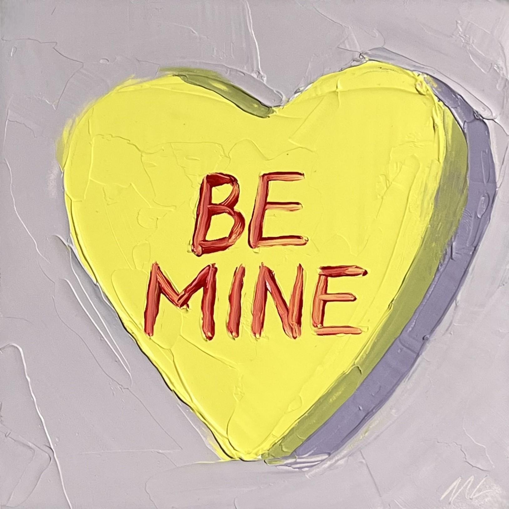Das zeitgenössische Gemälde "Be Mine" des Künstlers Matthew LaChapelle ist ein 6x6 großes Ölgemälde auf Leinwand mit einem charmanten, strukturierten Herz in zarten Rosatönen und handgemalten Schriftzügen. Dieses verspielte und doch herzliche Stück