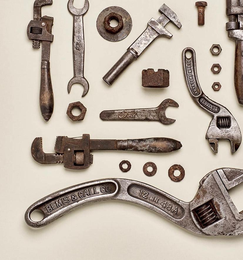 Wrenched - fotografia di vecchi utensili - Photograph Contemporaneo di Matthew McKee