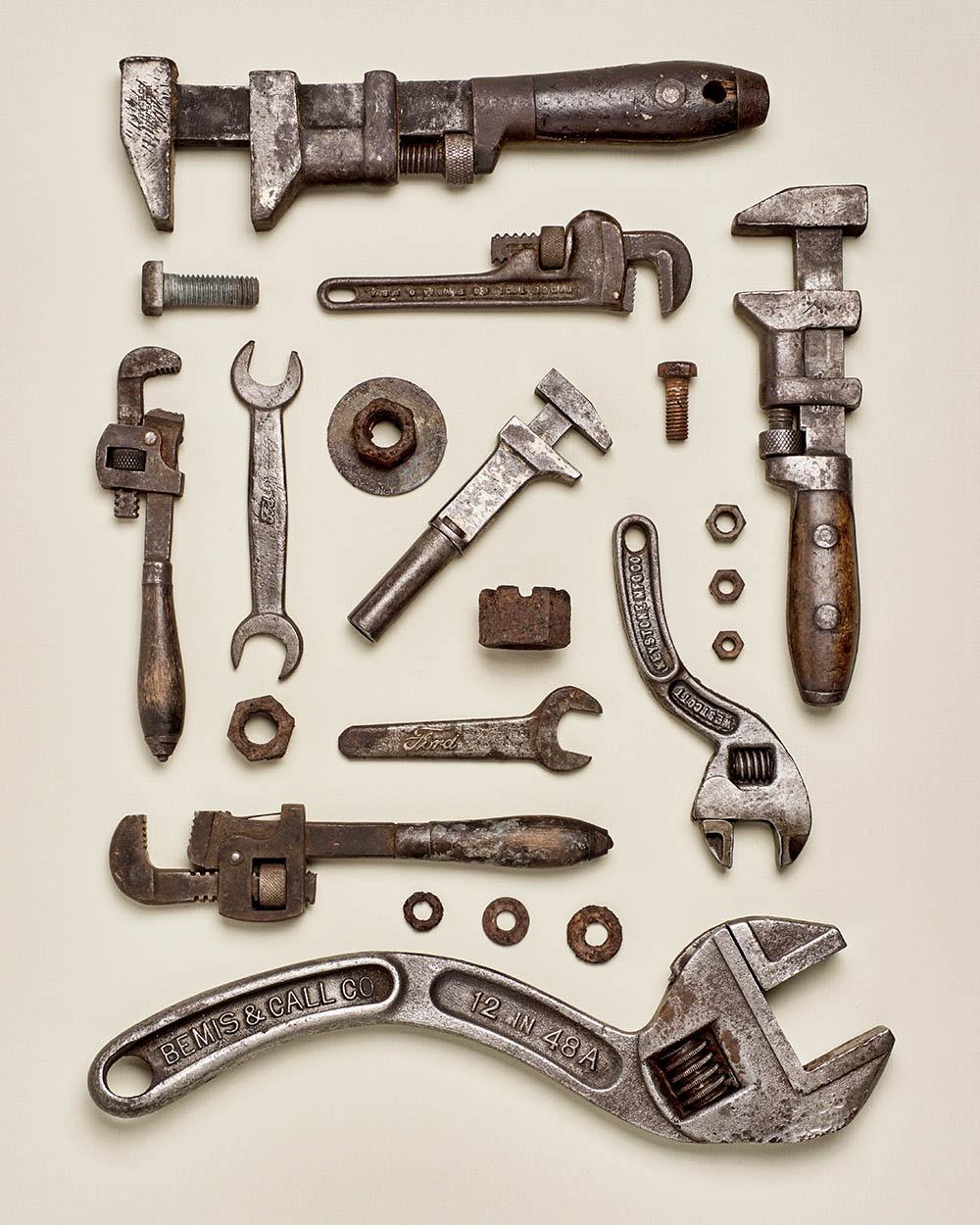 Color Photograph di Matthew McKee - Wrenched - fotografia di vecchi utensili