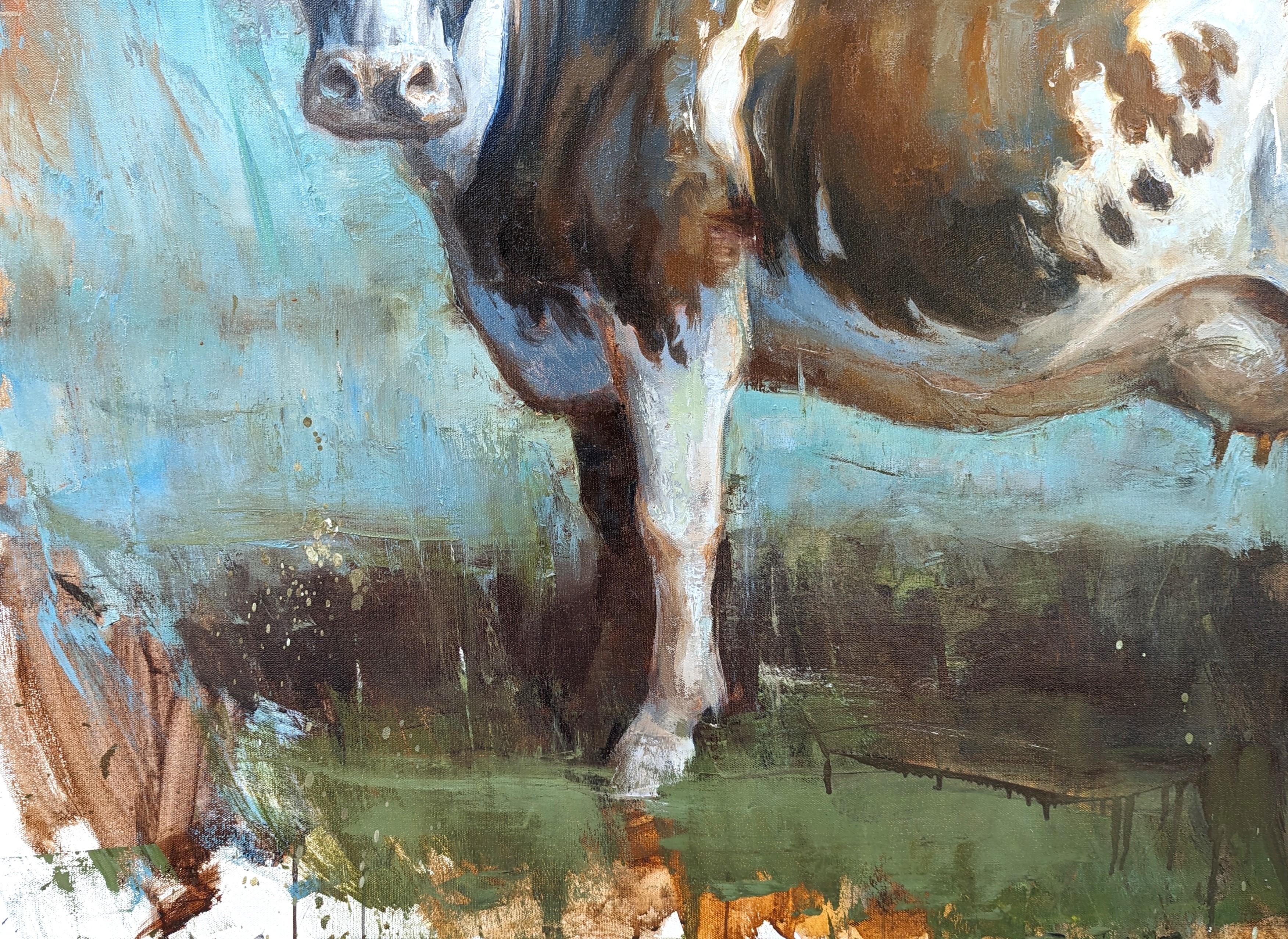 Quadro naturalistico di animali dell'artista contemporaneo Matthew Paoletti. L'opera raffigura una mucca a macchie bianche e marroni in piedi in un campo verde astratto e sullo sfondo di un cielo blu. Firmato e datato dall'artista nell'angolo