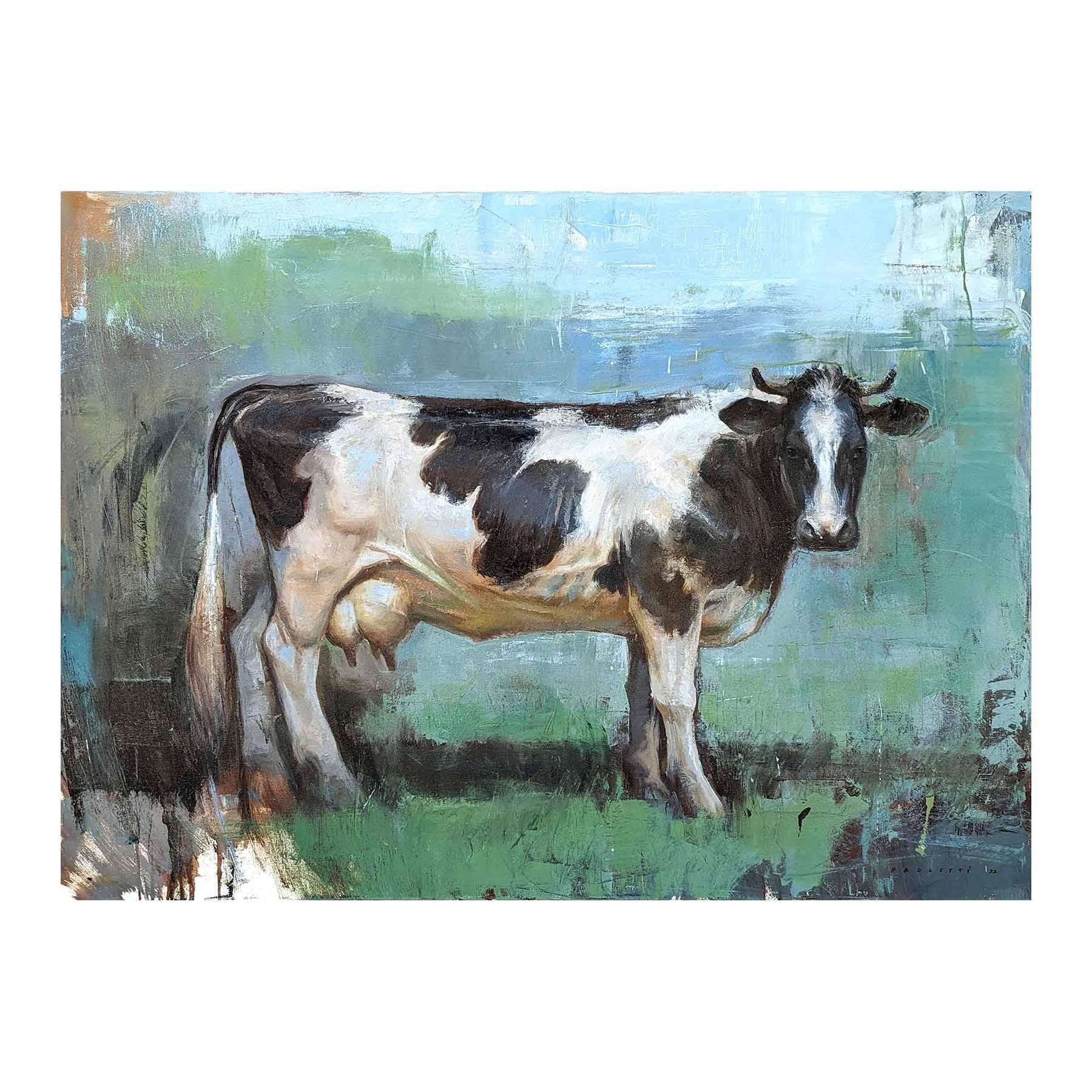 Naturalistische Tiermalerei des zeitgenössischen Künstlers Matthew Paoletti. Das Werk zeigt eine schwarz-weiß gefleckte Kuh, die in einem abstrakten grünen Feld vor einem blauen Himmel steht. Signiert und datiert vom Künstler in der rechten unteren