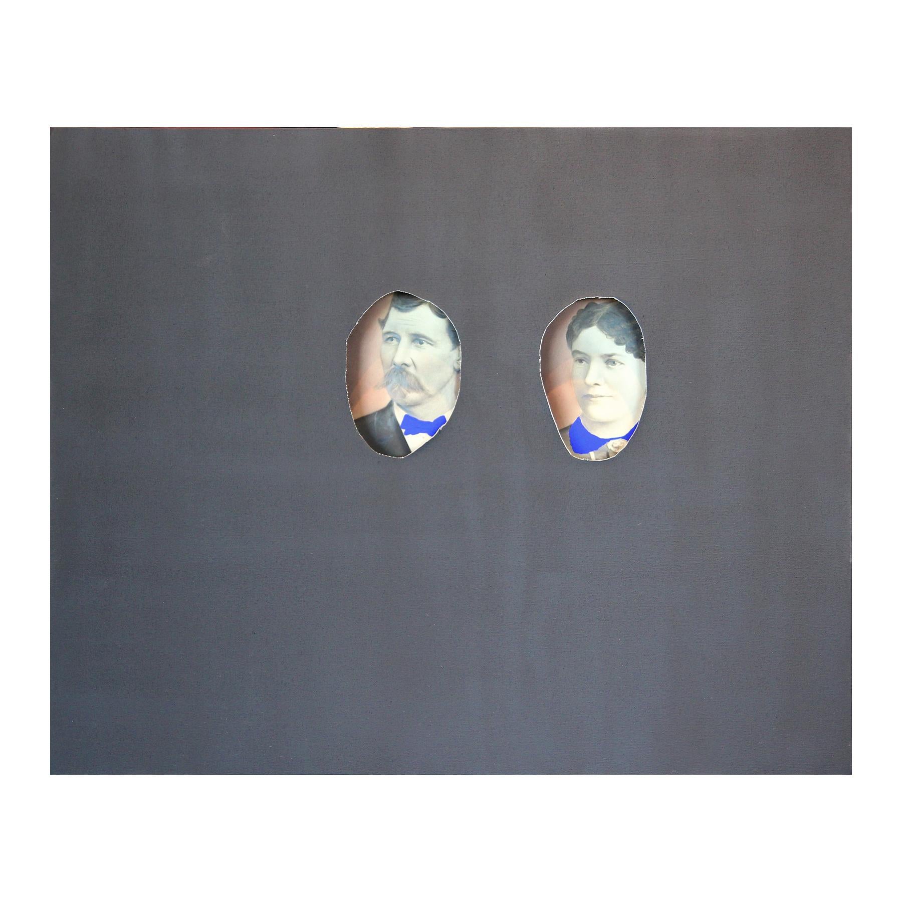 Portrait d'un couple enveloppé de toile noire avec des cols peints en bleu vif