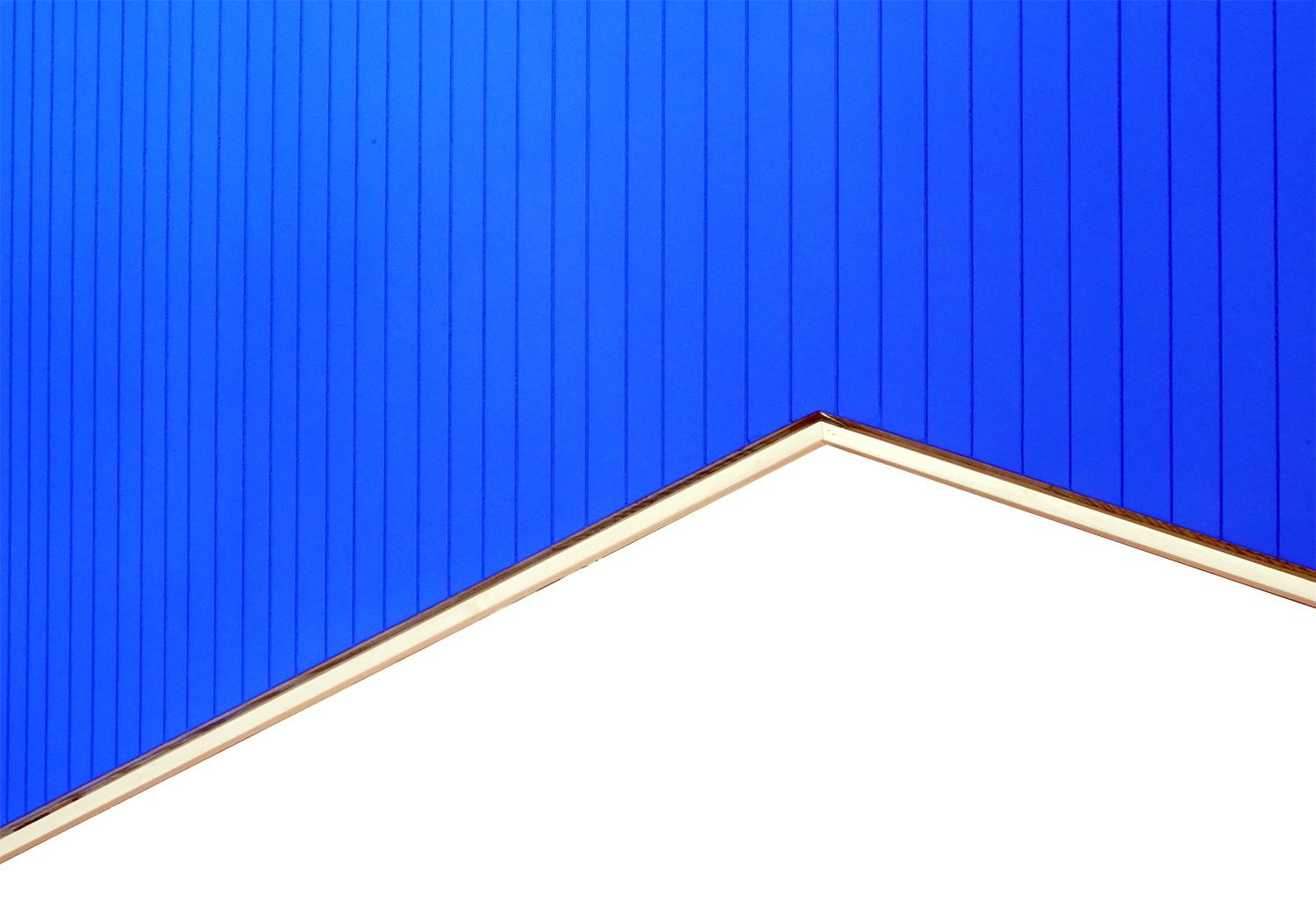 Composizione geometrica astratta con scanalature dipinta con pigmenti blu brillante dall'artista contemporaneo di Houston, TX, Matthew Reeves. L'unicità di questo blu non deriva dal pigmento blu oltremare, ma piuttosto dal legante di resina