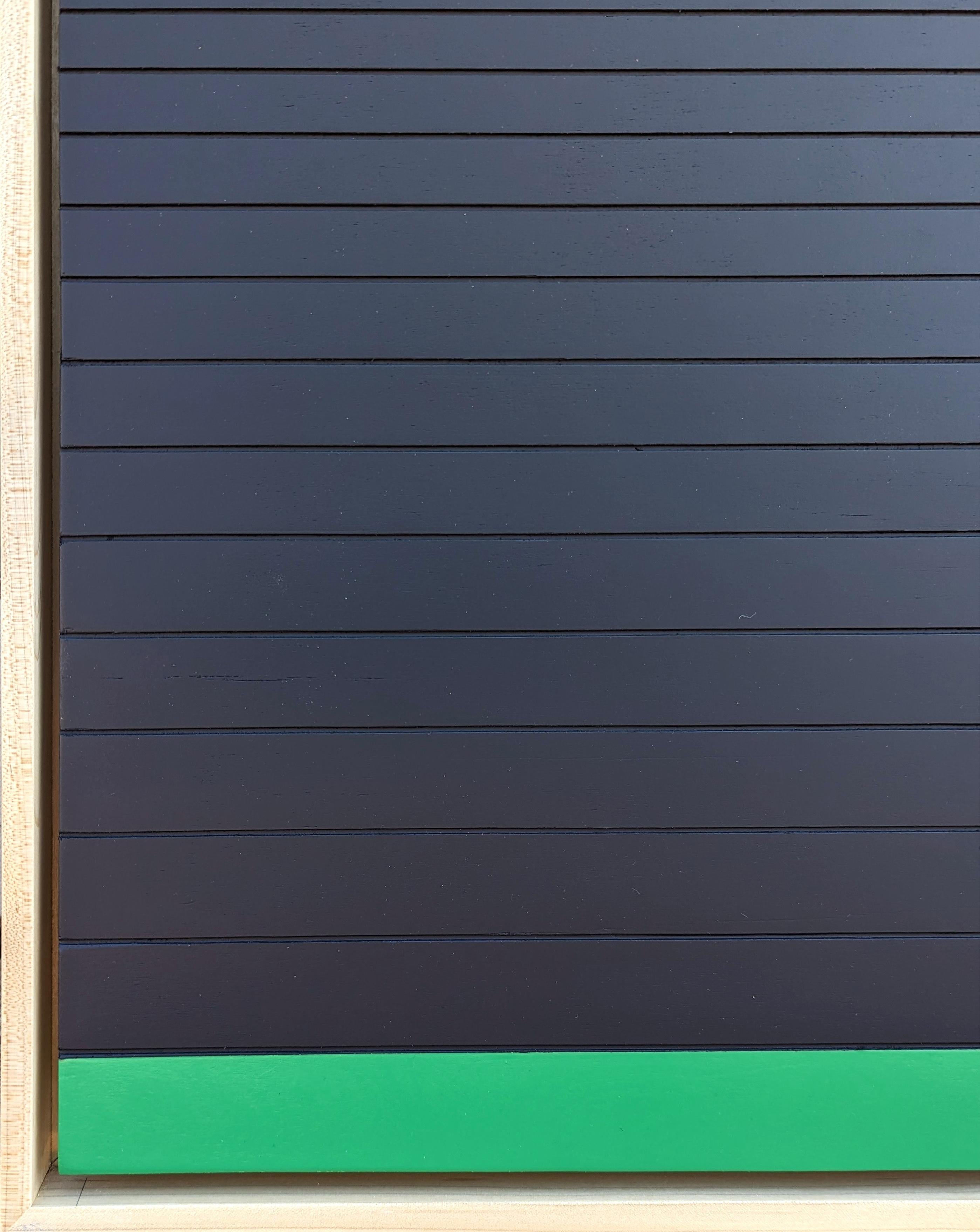 Quadro geometrico astratto a tecnica mista nero e verde dell'artista di Houston Matthew Reeves. Firmato dall'artista sul retro. Questo dipinto verticale presenta scanalature orizzontali su un pannello di legno dipinto di nero e verde. Attualmente è