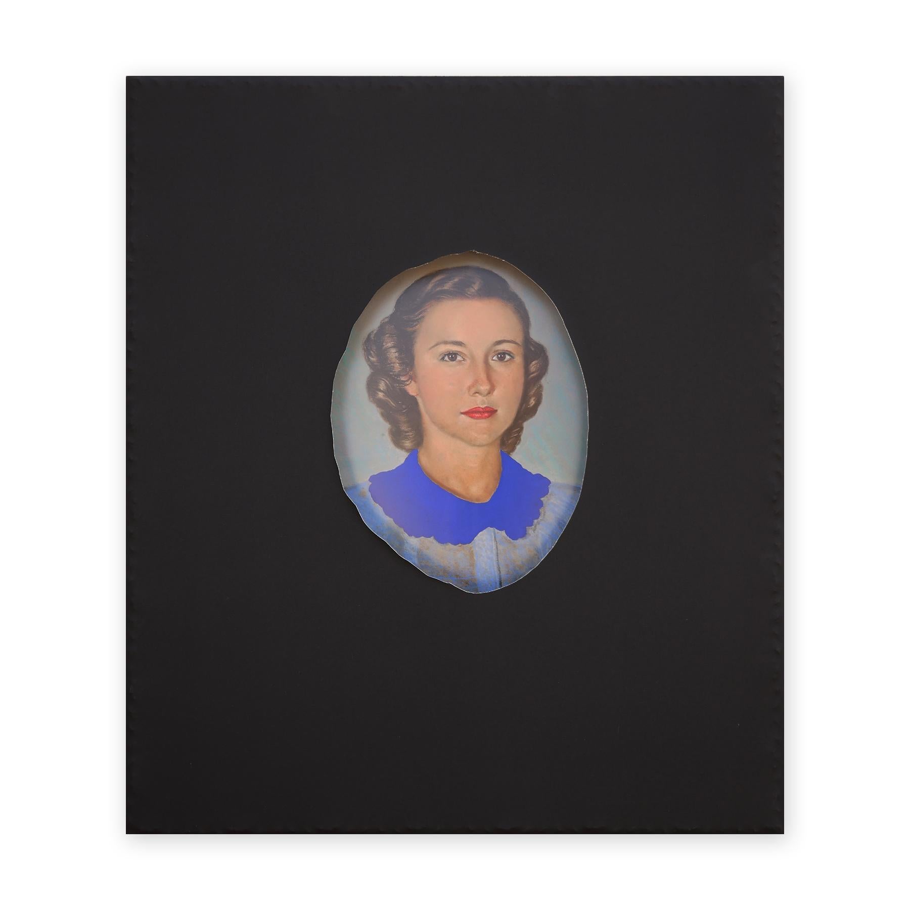 Portrait contemporain en toile noire enveloppée d'un col bleu vif « Gertrude » - Painting de Matthew Reeves