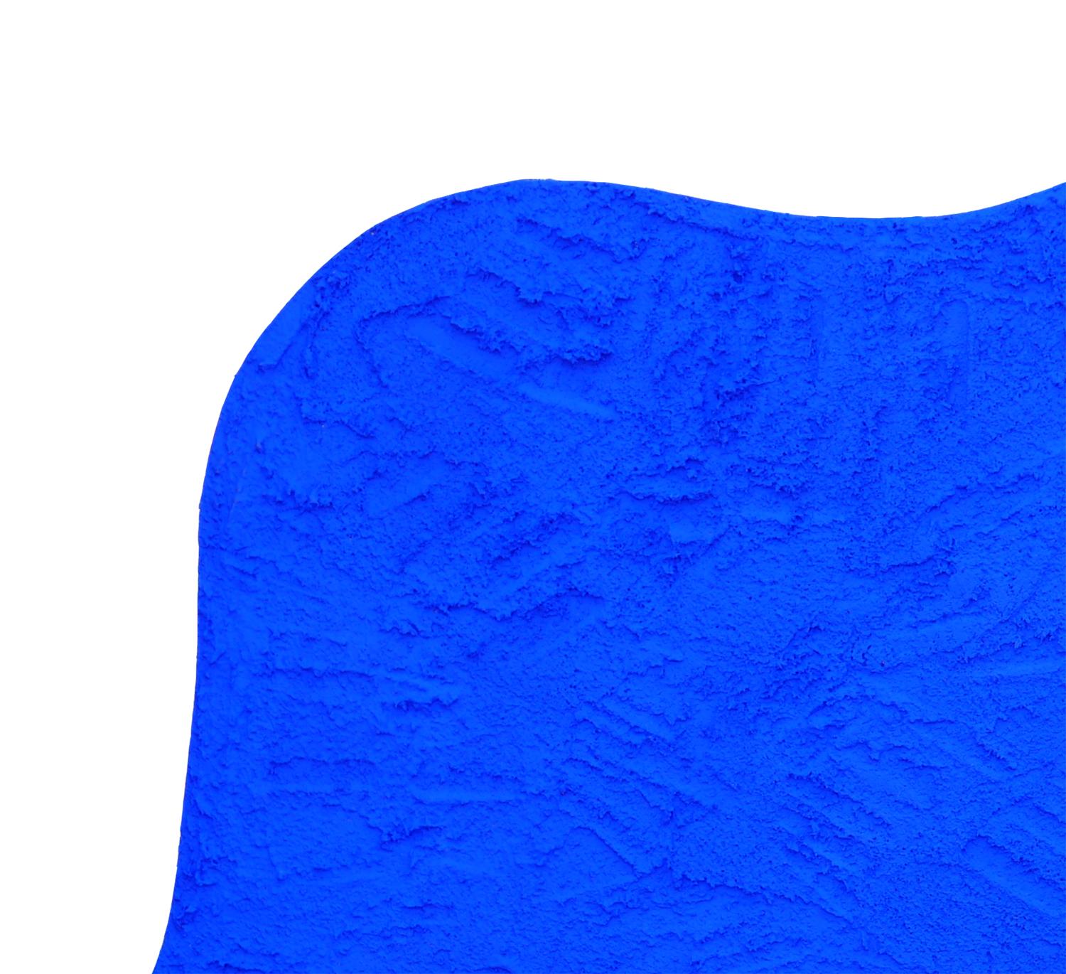 Abstrakte, strukturierte biomorphe Form, gemalt mit leuchtend blauem Pigment vom zeitgenössischen Künstler Matthew Reeves aus Houston, TX. Das Werk ist so konzipiert, dass es von der Wand weghängt und einen Schatten um das Werk wirft. Die dynamische