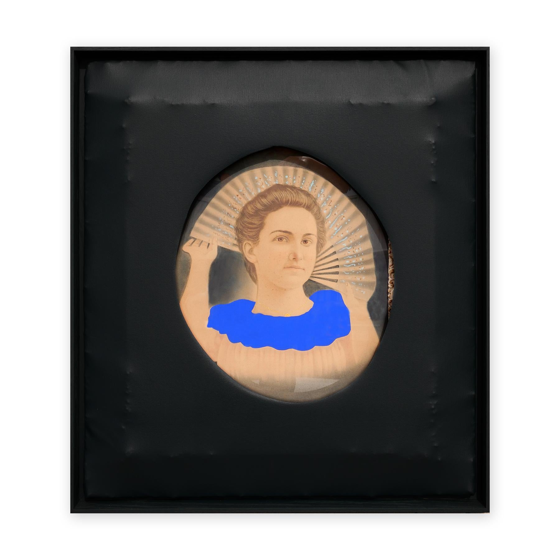 Zeitgenössisches „Matilda“-Porträt aus schwarzer Leinwand mit lebhaftem blauem Kragen – Painting von Matthew Reeves