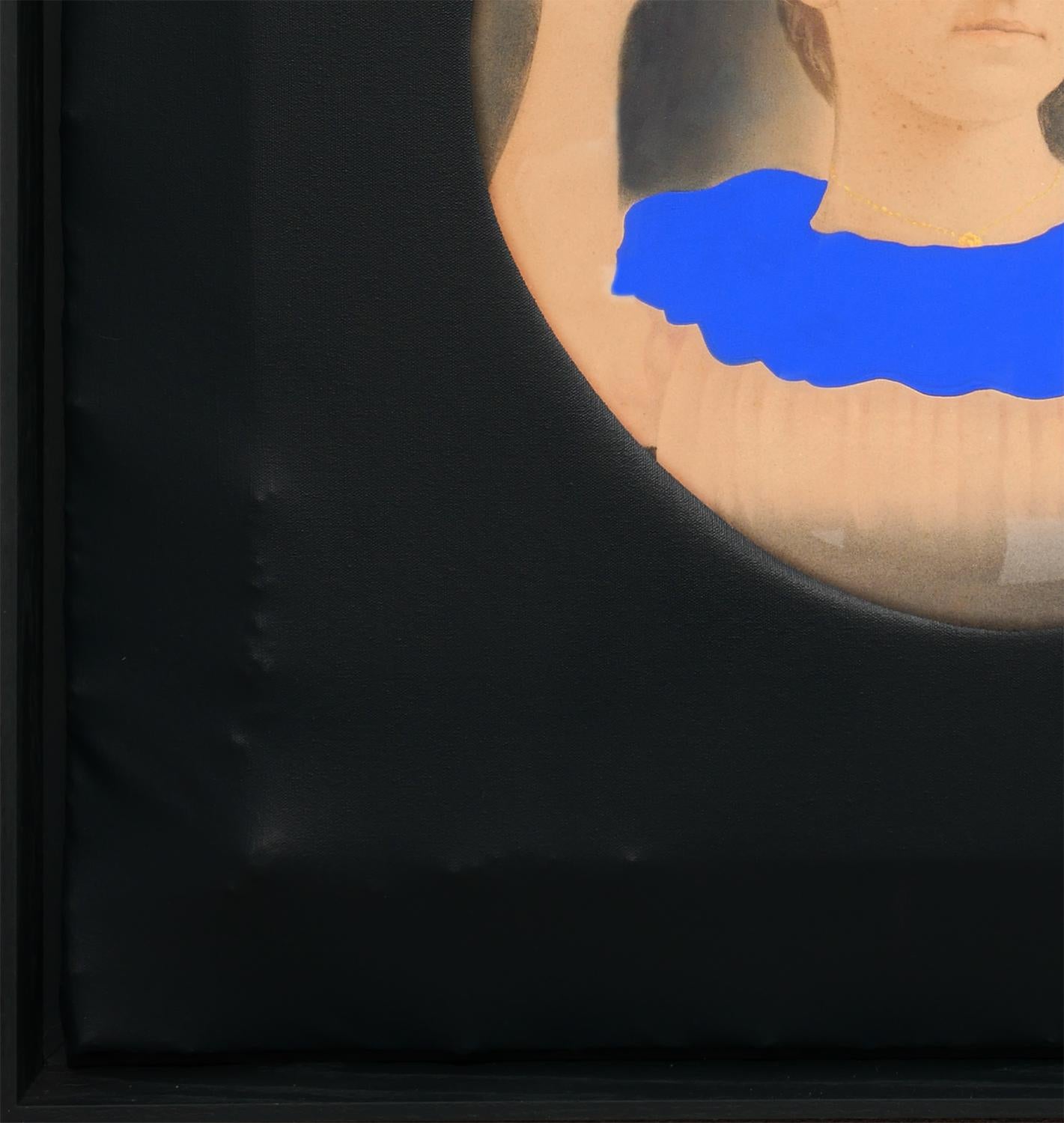 Peinture conceptuelle en trois dimensions de l'artiste contemporain Matthew Reeves, de Houston (Texas). L'œuvre présente un portrait vintage avec un col bleu vibrant peint, sur lequel est tendue une toile noire. L'artiste a stratégiquement découpé