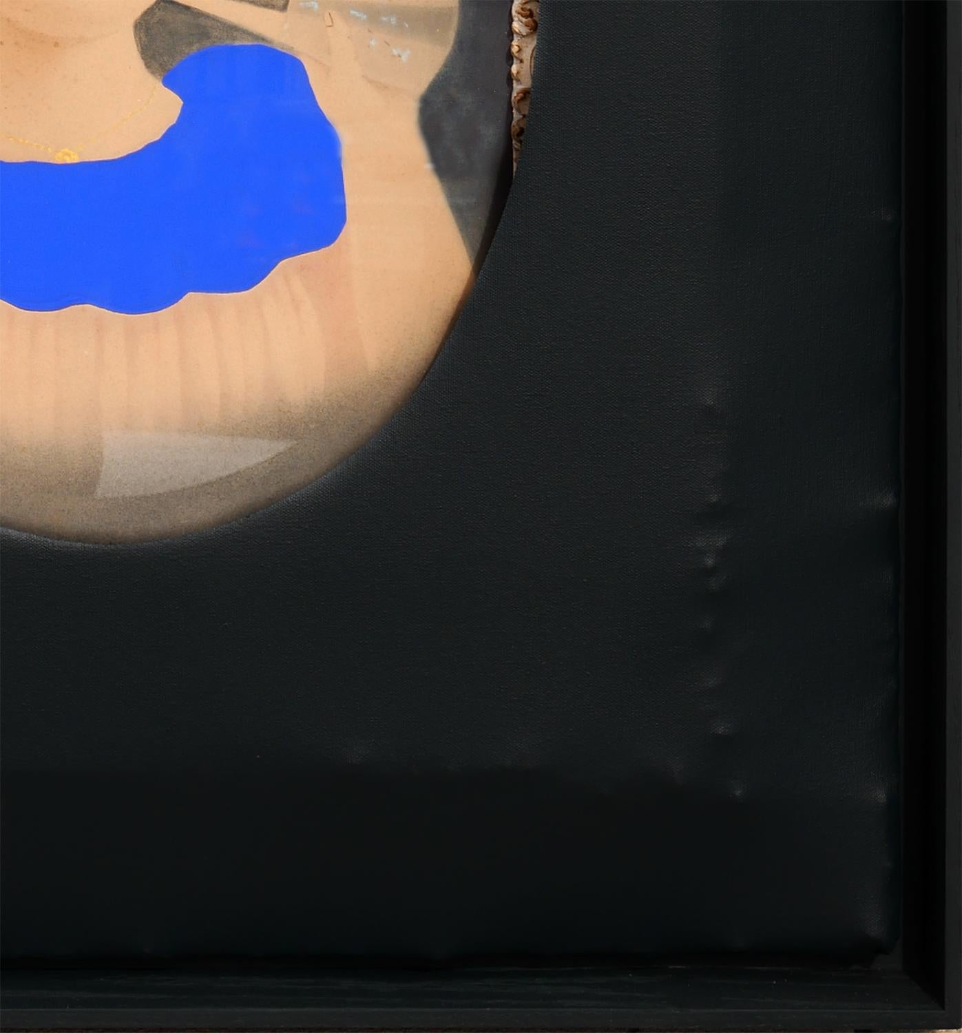 Zeitgenössisches „Matilda“-Porträt aus schwarzer Leinwand mit lebhaftem blauem Kragen im Angebot 2