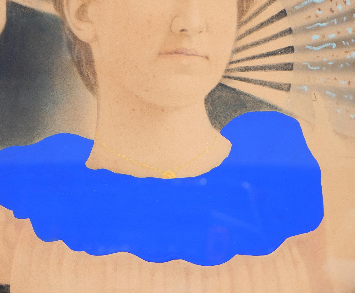 Zeitgenössisches „Matilda“-Porträt aus schwarzer Leinwand mit lebhaftem blauem Kragen im Angebot 3