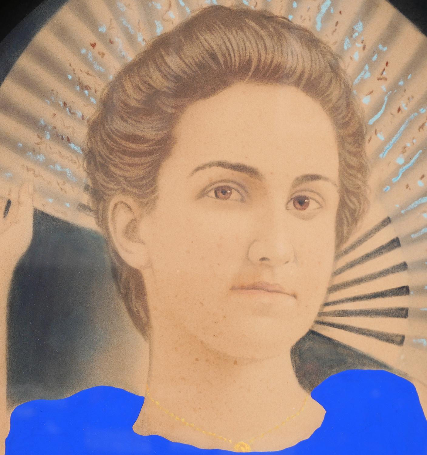 Zeitgenössisches „Matilda“-Porträt aus schwarzer Leinwand mit lebhaftem blauem Kragen im Angebot 4