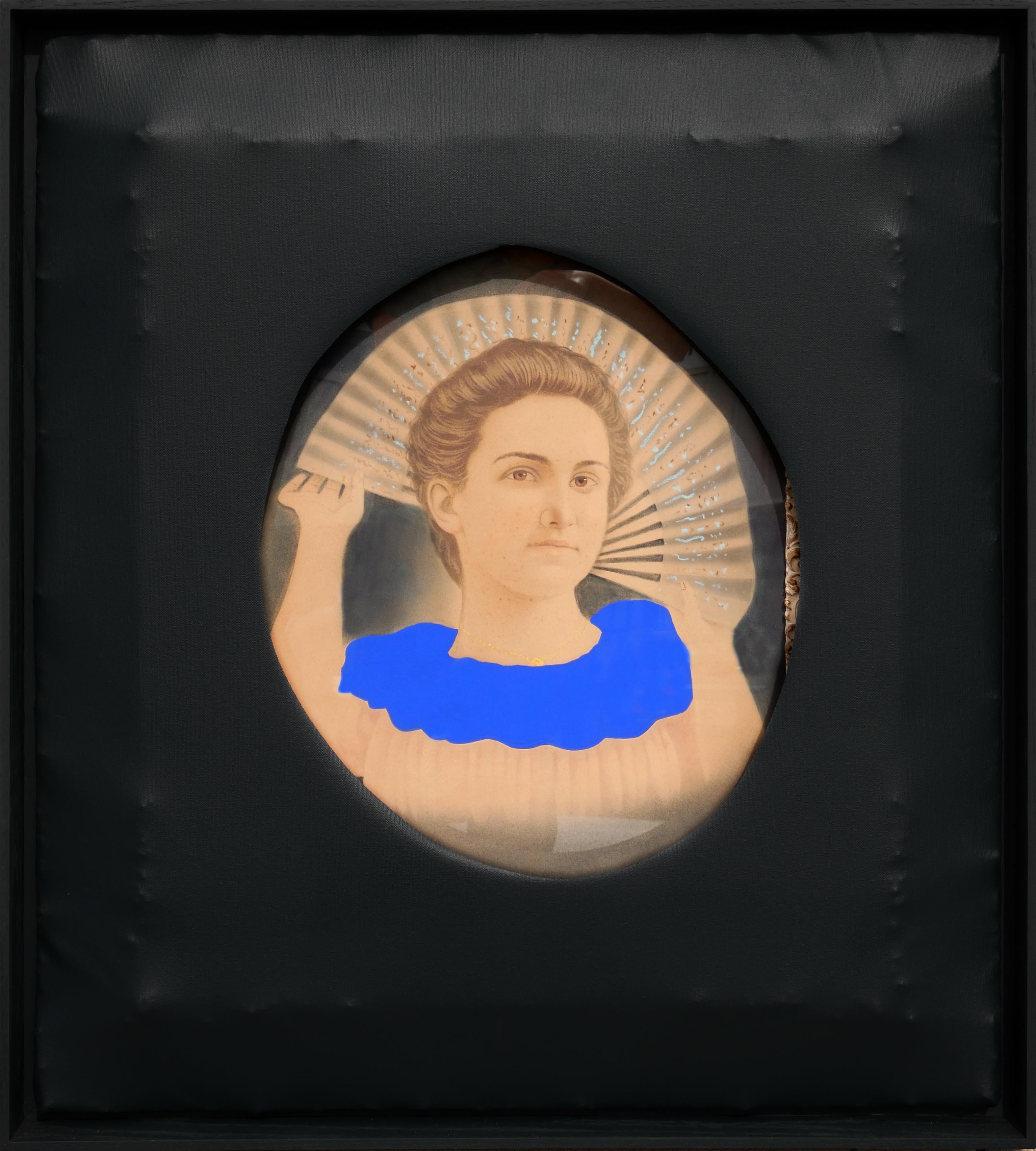 Matthew Reeves Figurative Painting – Zeitgenössisches „Matilda“-Porträt aus schwarzer Leinwand mit lebhaftem blauem Kragen