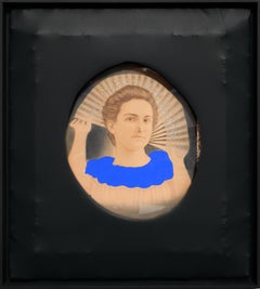 Zeitgenössisches „Matilda“-Porträt aus schwarzer Leinwand mit lebhaftem blauem Kragen