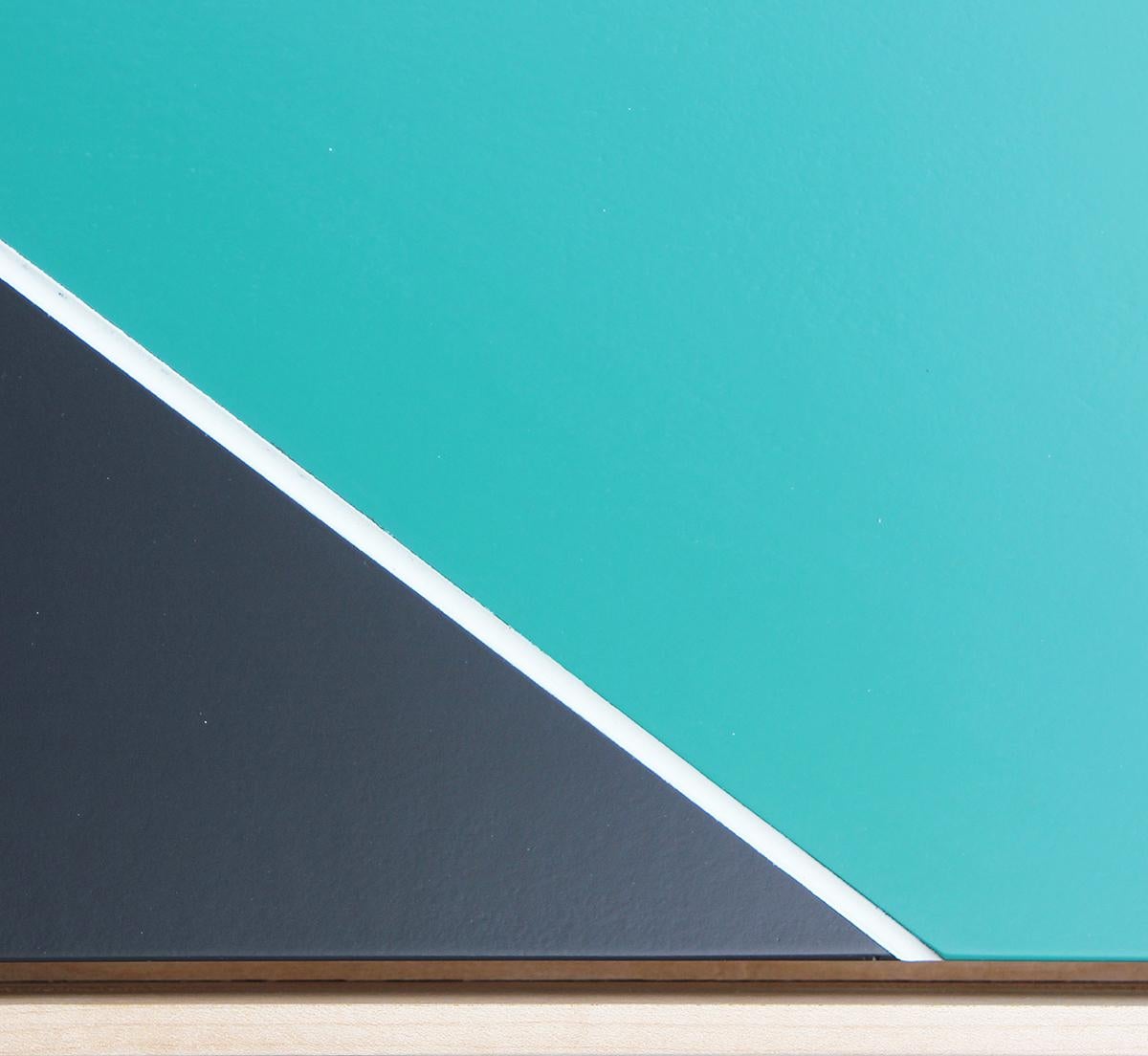 Abstraktes geometrisches Gemälde in Mischtechnik in Weiß, Teal und Schwarz, Point Blank (Blau), Abstract Painting, von Matthew Reeves