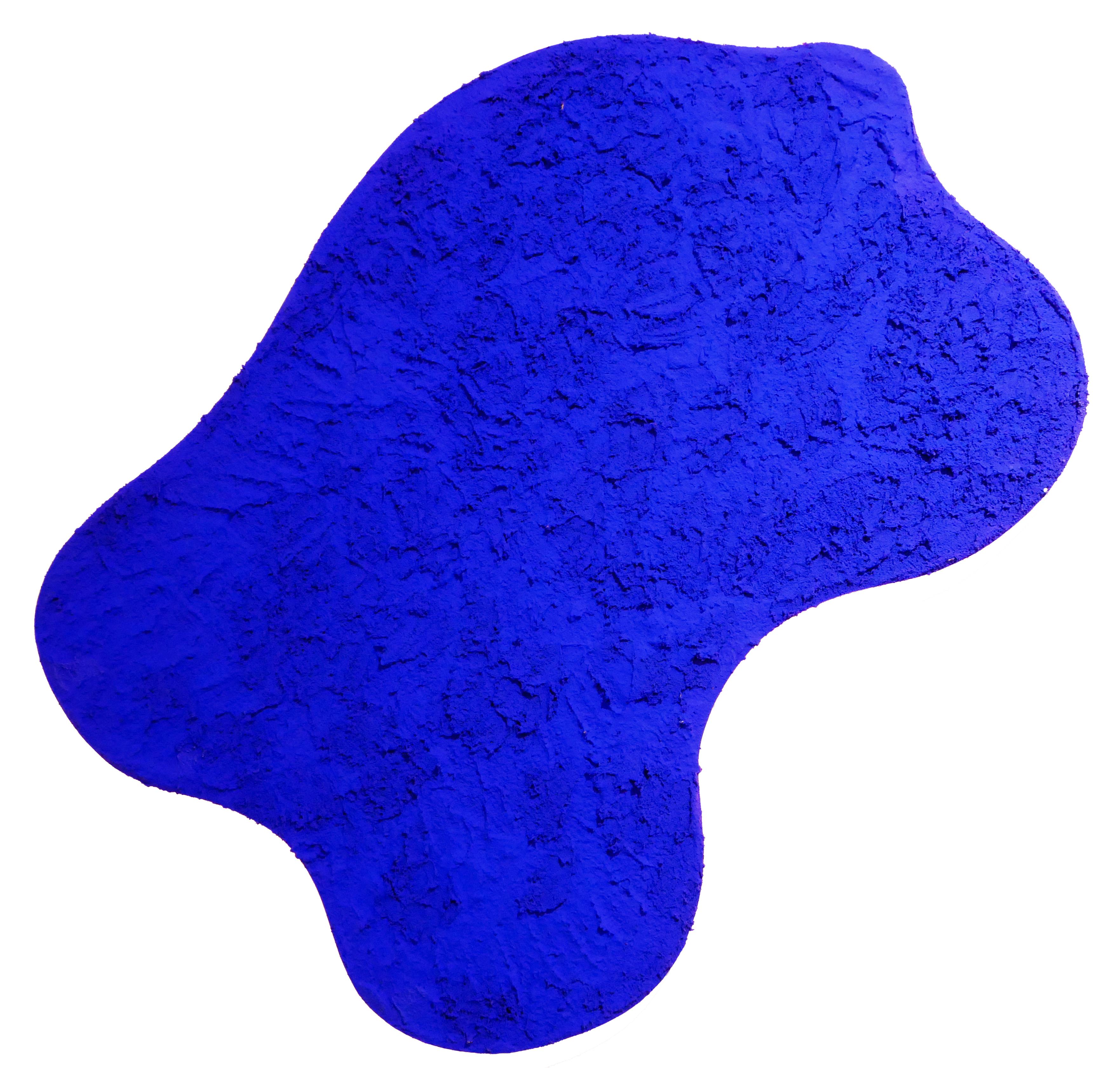 "Settled" Forma biomorfa di segatura blu brillante con pittura posteriore rosa - Mixed Media Art di Matthew Reeves