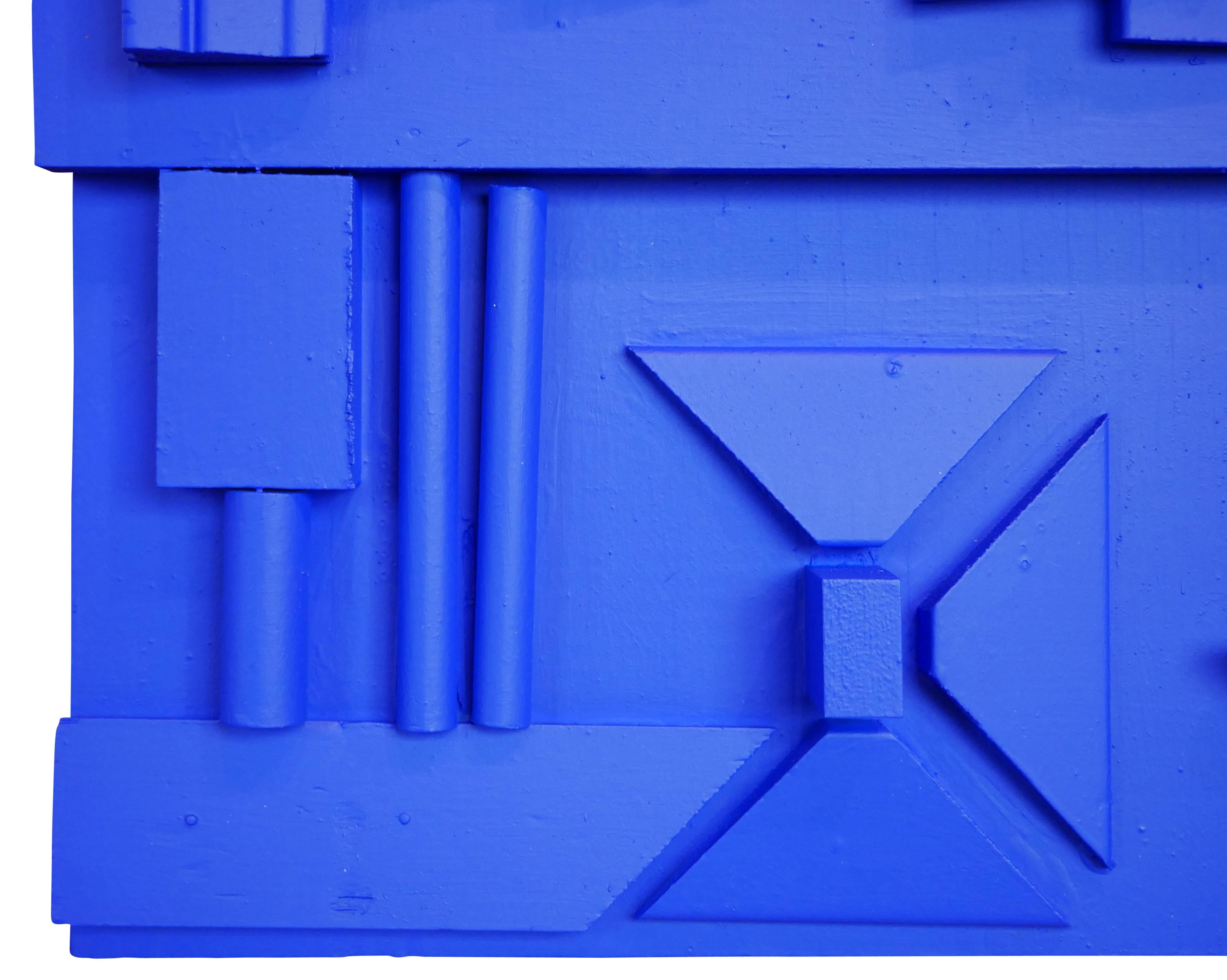 Sculpture murale géométrique contemporaine abstraite tridimensionnelle bleu vif  - Bleu Abstract Sculpture par Matthew Reeves