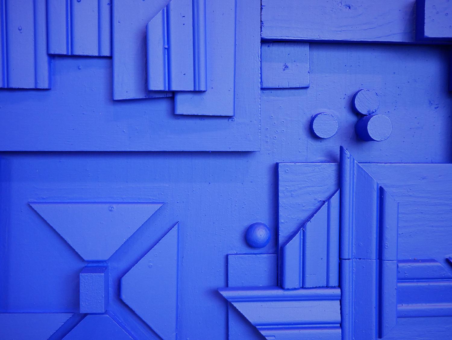 Sculpture murale géométrique contemporaine abstraite tridimensionnelle bleu vif  en vente 1
