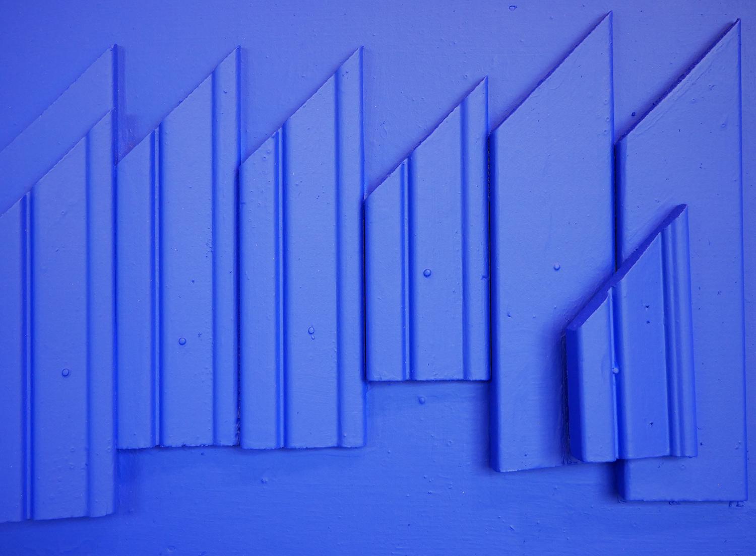 Sculpture murale géométrique contemporaine abstraite tridimensionnelle bleu vif  en vente 2
