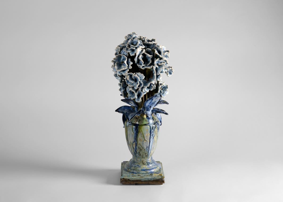 Scultura contemporanea in porcellana smaltata di Matthew Solomon. Pezzo unico, firmato e datato.

Utilizzando porcellane pregiate e smalti realizzati da lui stesso, Matthew Solomon ha tradotto la bellezza indisciplinata della natura in opere grandi