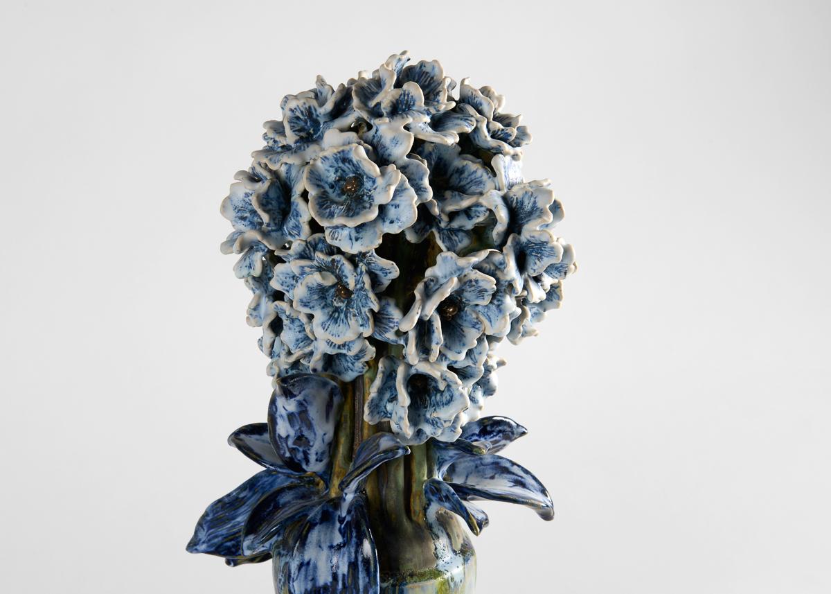 Americano Matthew Solomon, Vaso in ceramica smaltata bianca e blu, Stati Uniti, CIRCA 2018 in vendita