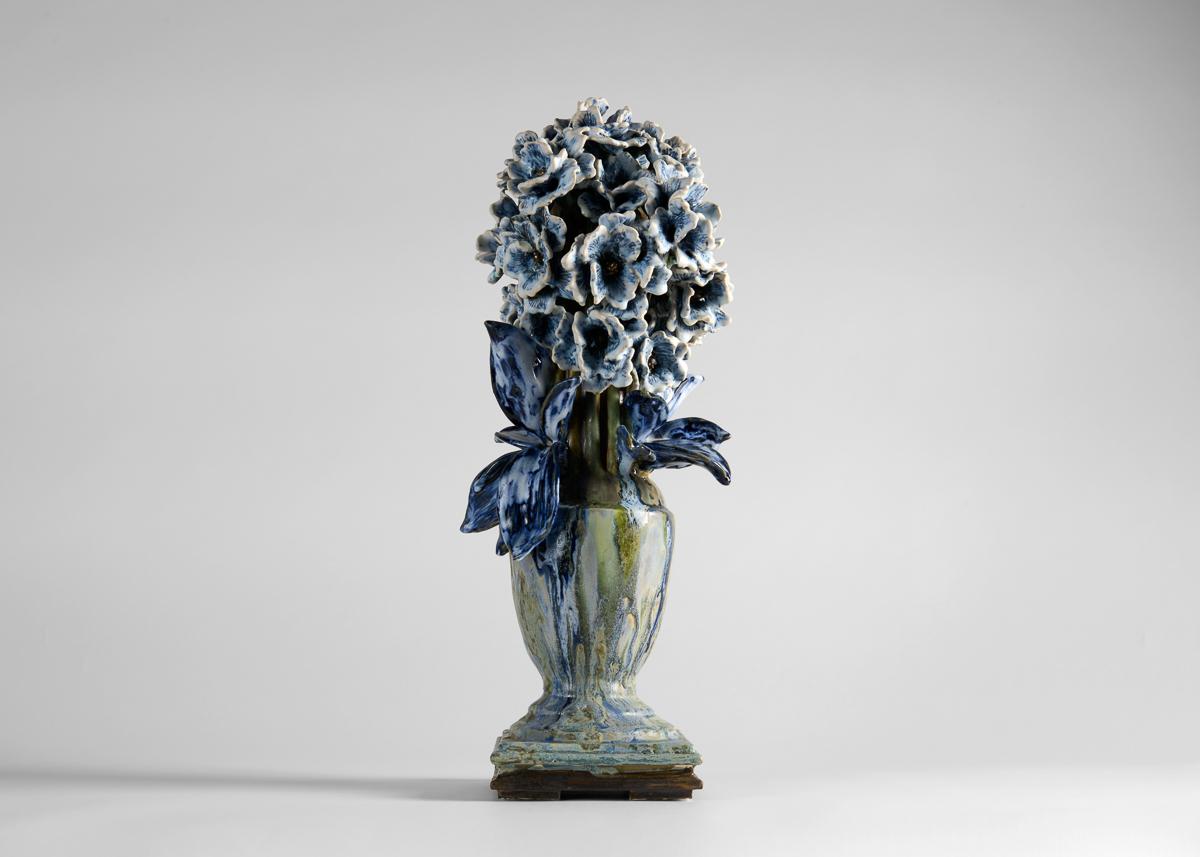 Smaltato Matthew Solomon, Vaso in ceramica smaltata bianca e blu, Stati Uniti, CIRCA 2018 in vendita