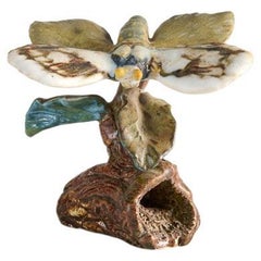 Matthew Solomon, Escultura esmaltada de una libélula sobre un tronco, EE.UU., circa 2018