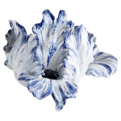 Matthew Solomon, Sculpture émaillée de tulipe en céramique bleue et blanche, États-Unis
