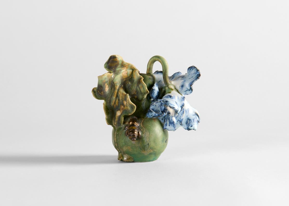 Americano Matthew Solomon, Vaso smaltato con tulipano blu ricadente, Stati Uniti, CIRCA 2017 in vendita