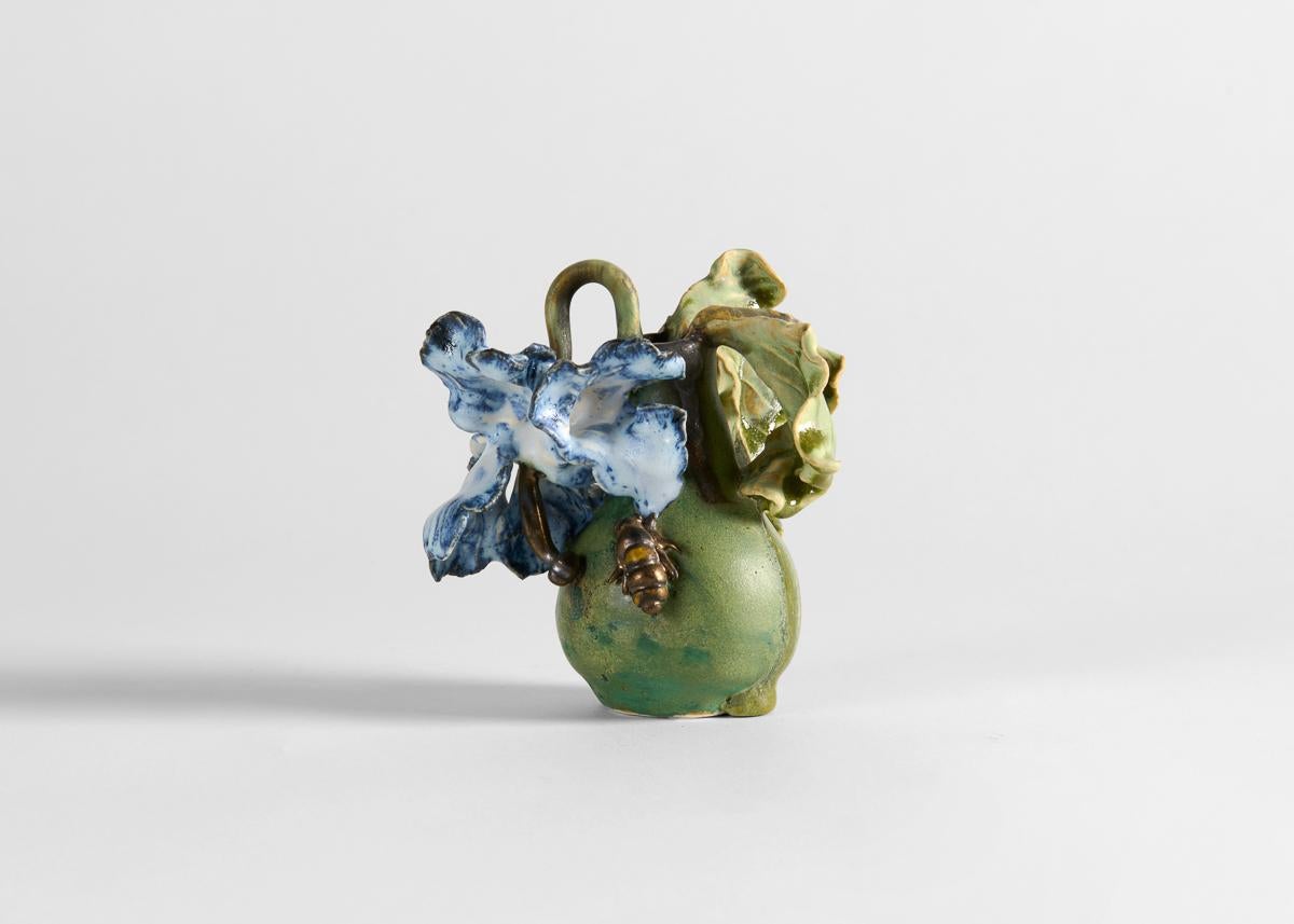 Matthew Solomon, Vaso smaltato con tulipano blu ricadente, Stati Uniti, CIRCA 2017 in vendita