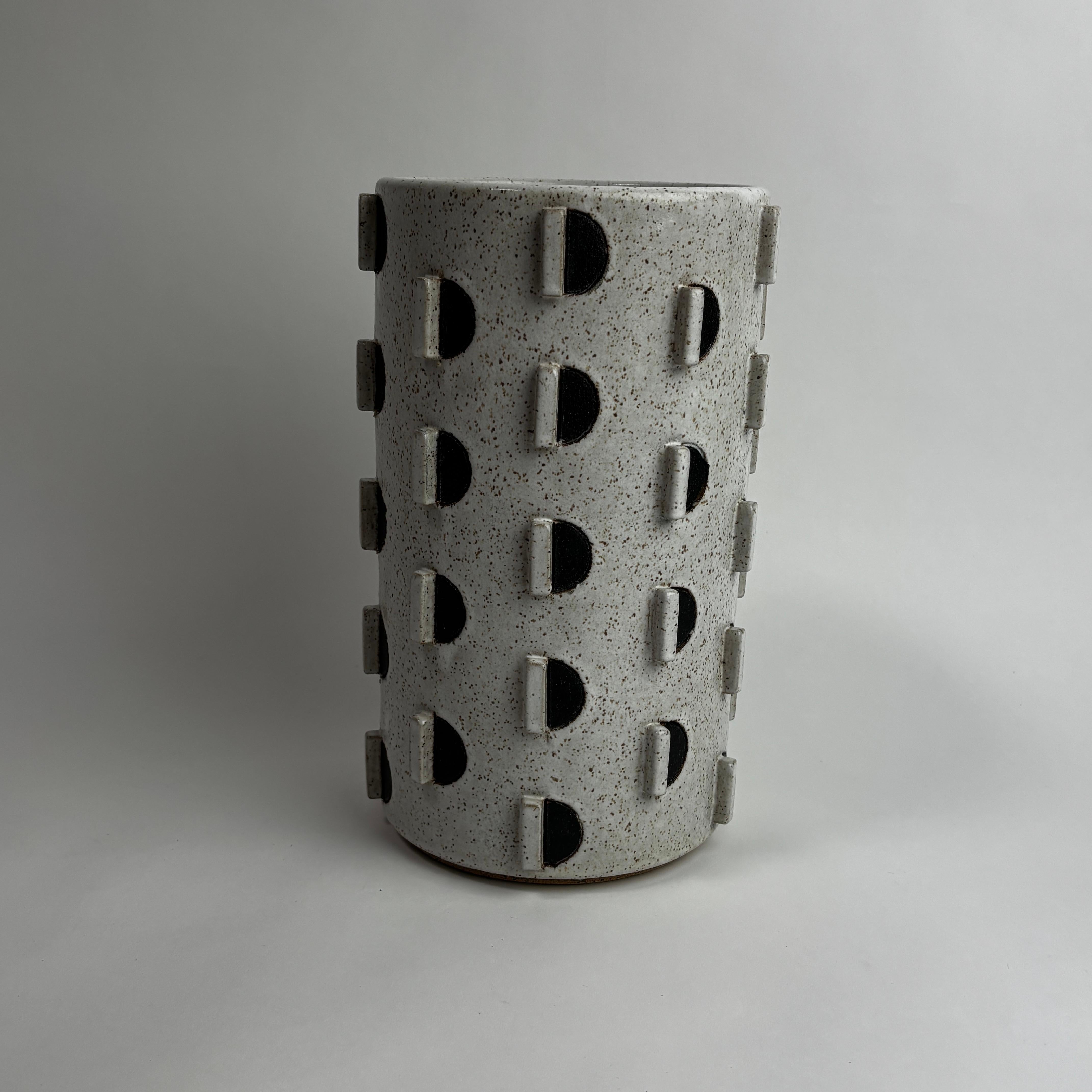 Matthew Ward, Vaso Cholla, 2024

Vaso in ceramica costruito a mano dall'artista Matthew Ward.

Completato nel 2024, questo motivo è stato applicato a una varietà di forme da Ward, questo esempio è di una scala che fa una forte affermazione negli