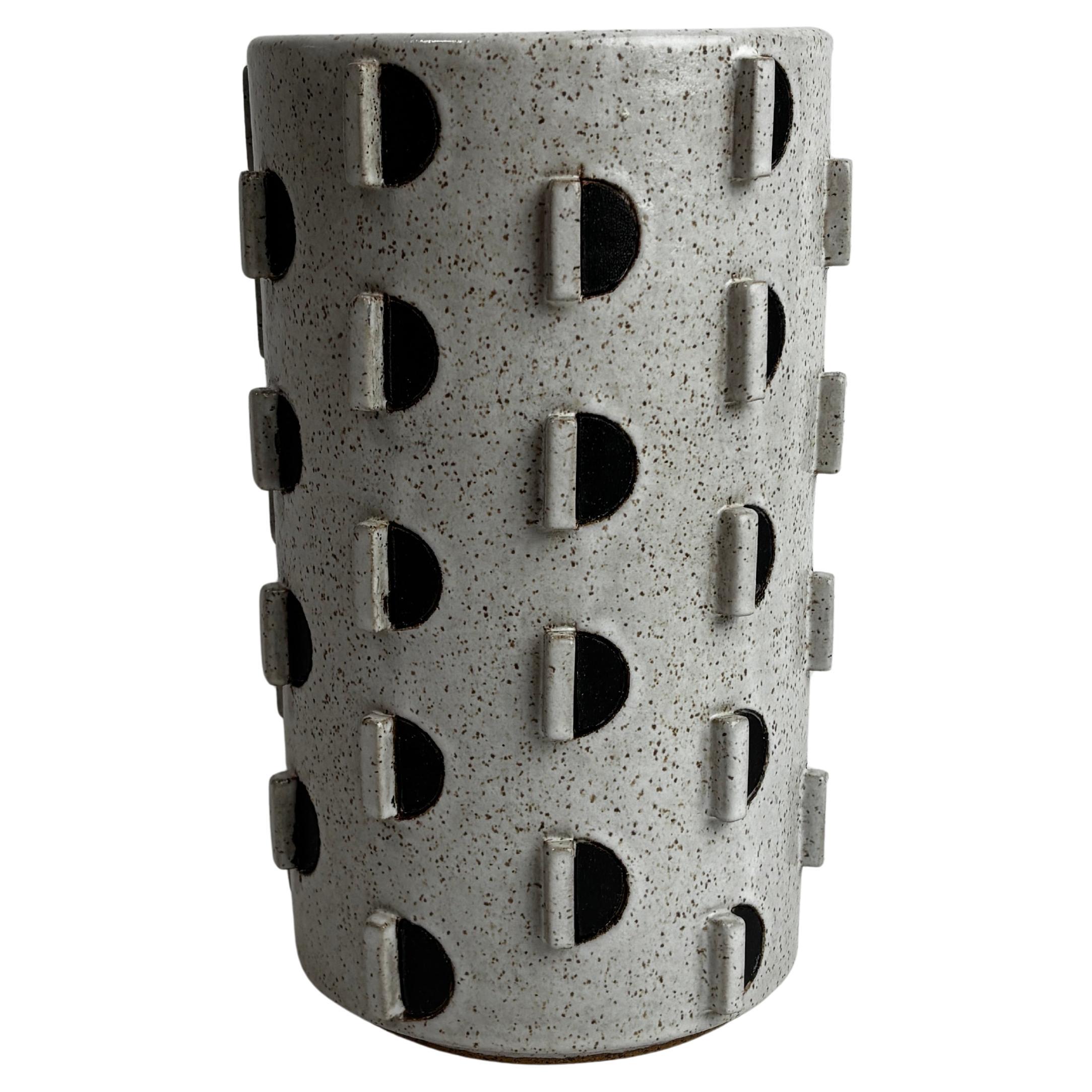Matthew Ward, Vaso Cholla, ceramica smaltata, 2024.