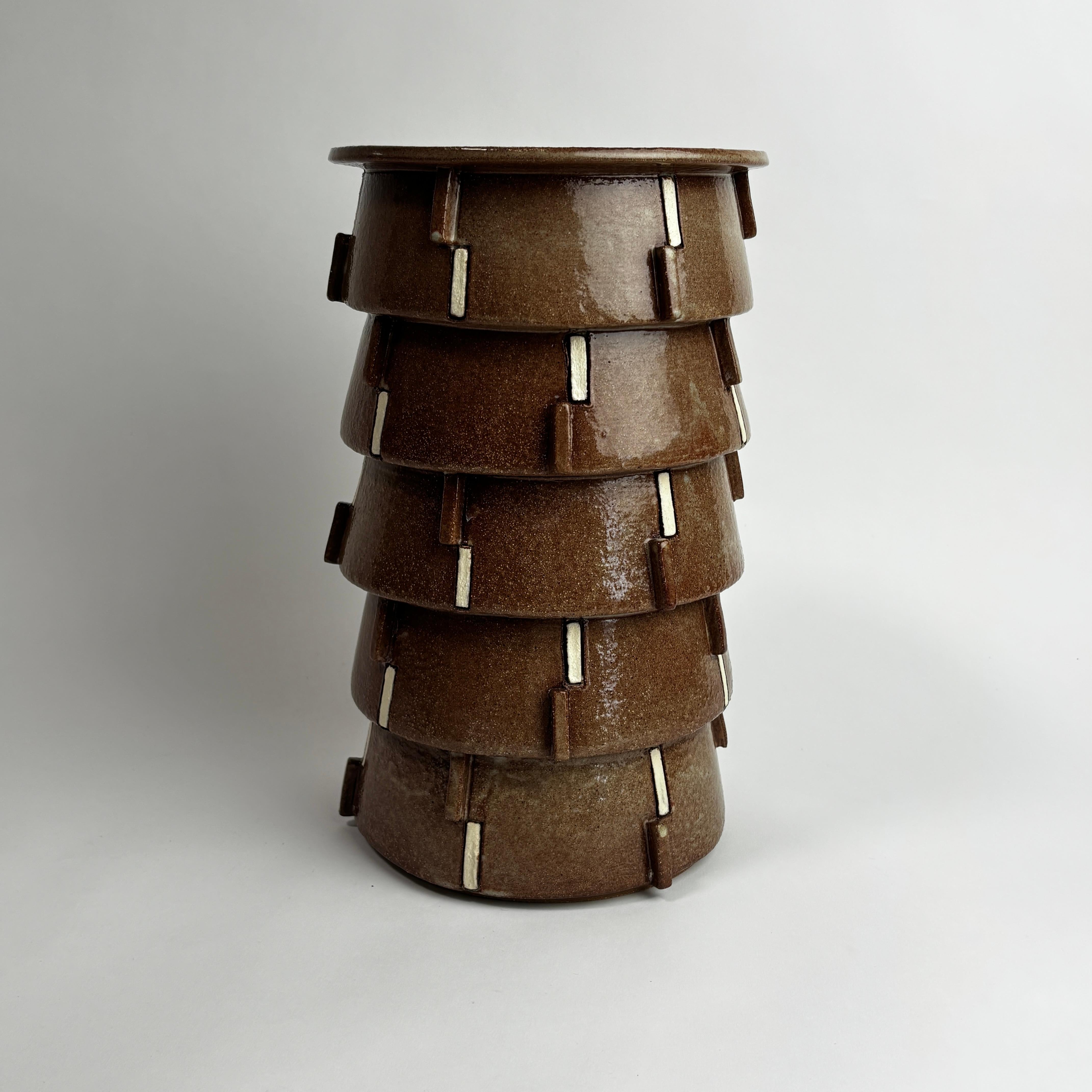 Matthew Ward, Vaso di pino, 2024.

Si tratta di un vaso unico prodotto in studio dall'artista Matthew Ward, originario del New Mexico settentrionale.

Molte opere di A. Matthews sono costruite a mano, come questo pezzo. Costruito in pile angolate