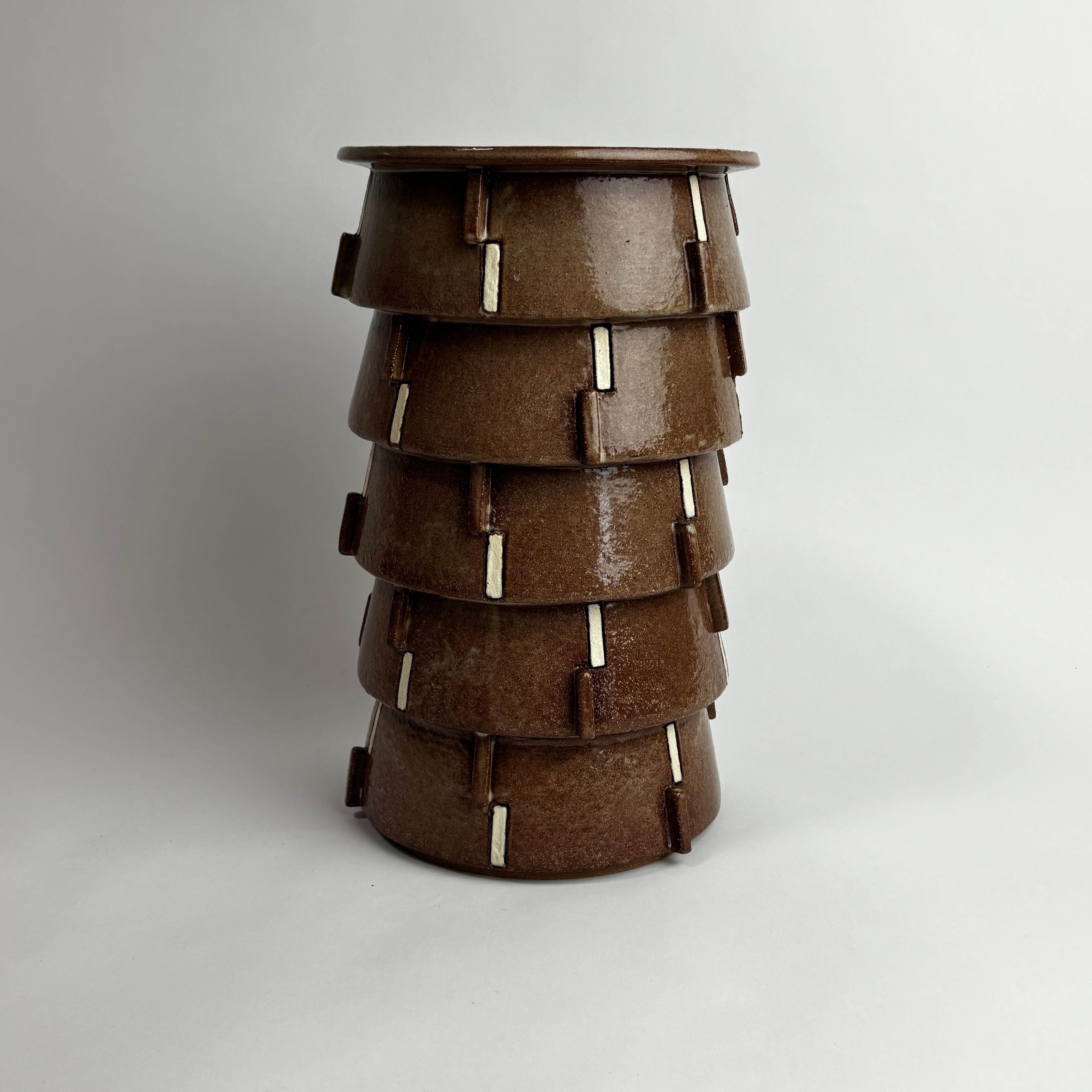 Arts and Crafts Matthew Ward, Vaso di pino, ceramica smaltata costruita a mano, 2024 in vendita