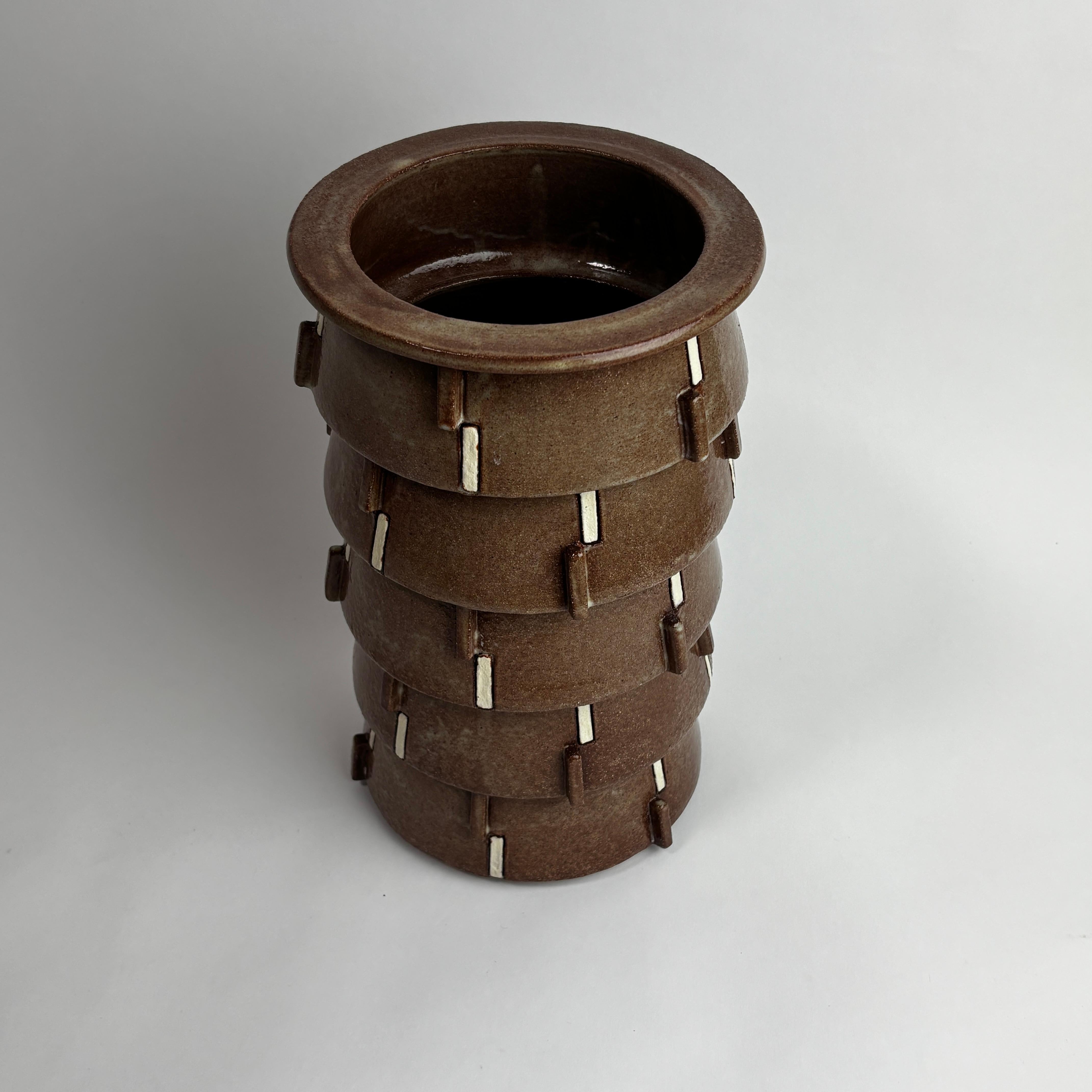 Americano Matthew Ward, Vaso di pino, ceramica smaltata costruita a mano, 2024 in vendita
