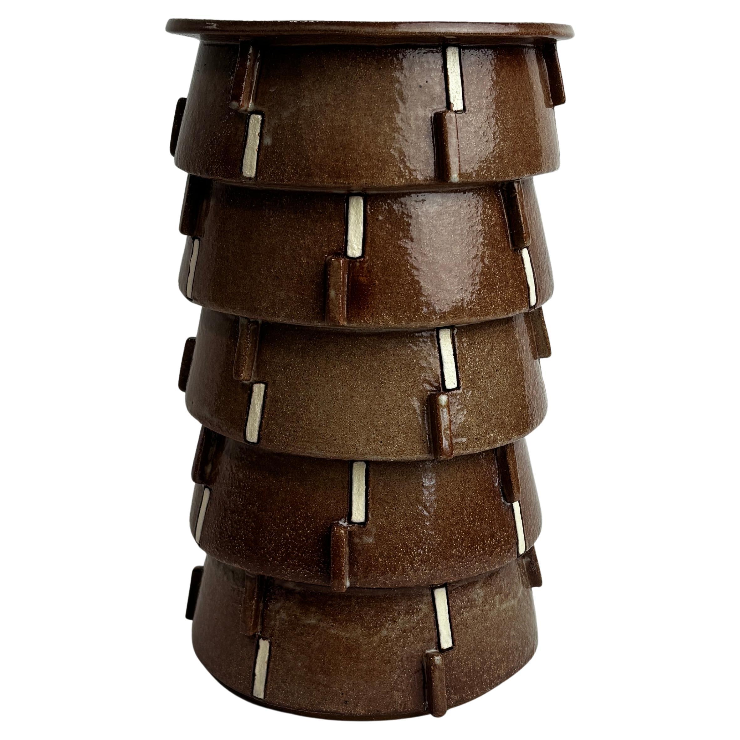 Matthew Ward, Vaso di pino, ceramica smaltata costruita a mano, 2024